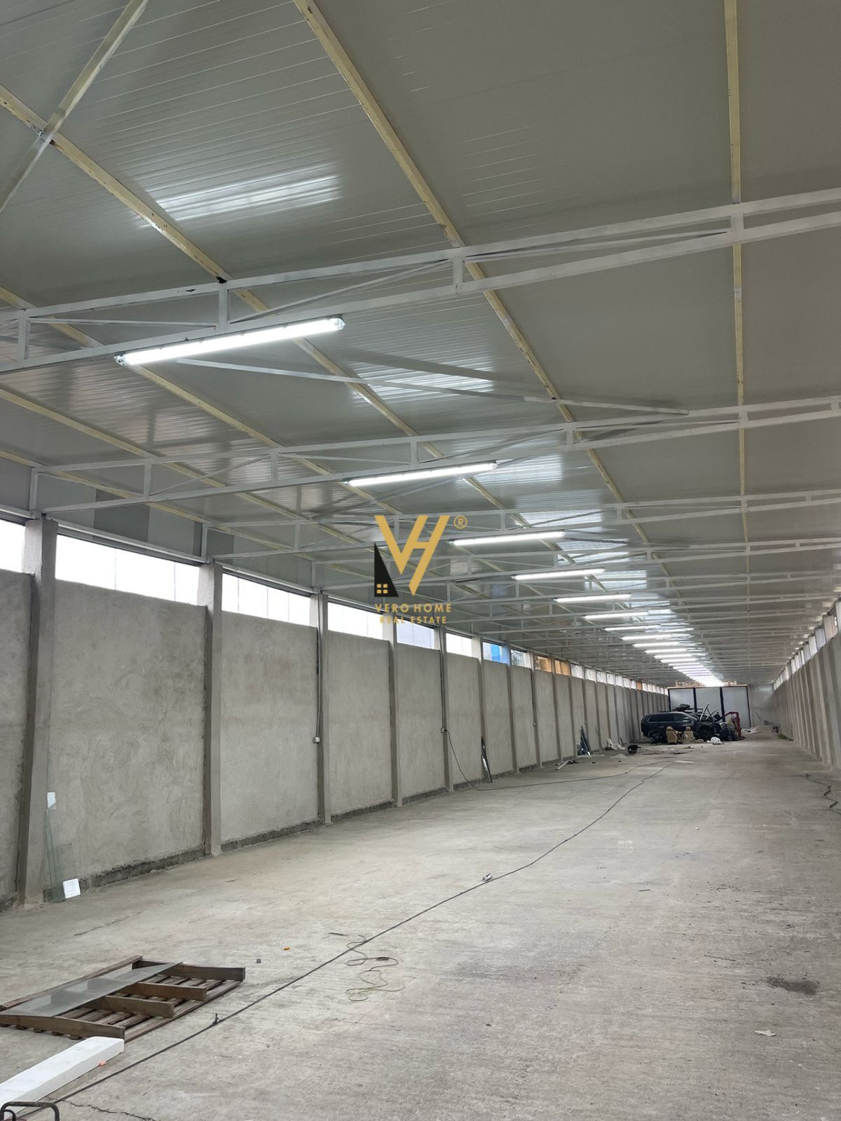 MAGAZINE 800 M2 ME QERA NE VORE 2.000 EURO