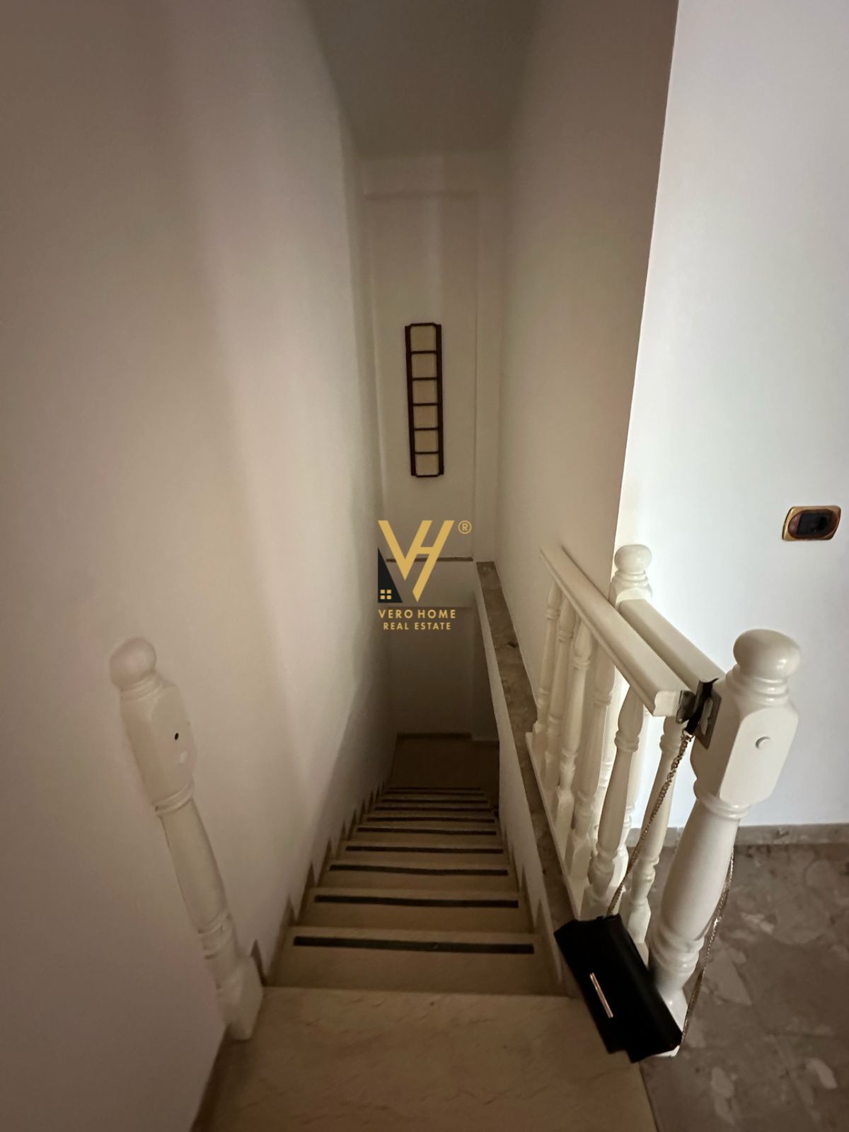 AMBIENT 220M2 ME QERA TE MYSLYM SHYRI 1.750 EURO