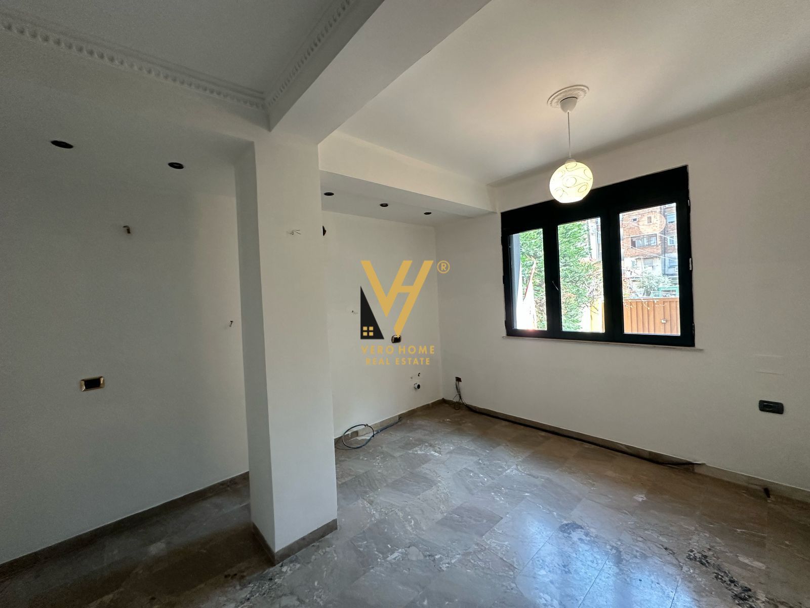 AMBIENT 220M2 ME QERA TE MYSLYM SHYRI 1.750 EURO