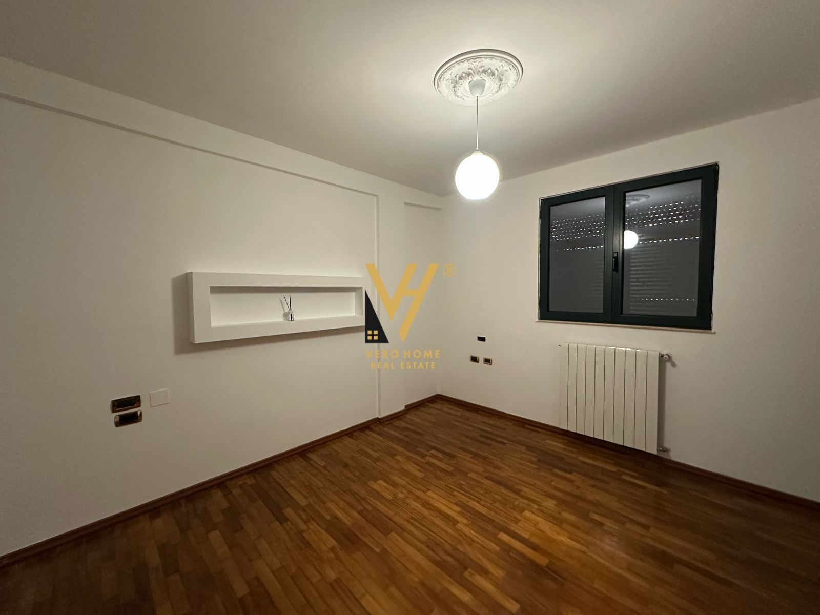 AMBIENT 220M2 ME QERA TE MYSLYM SHYRI 1.750 EURO