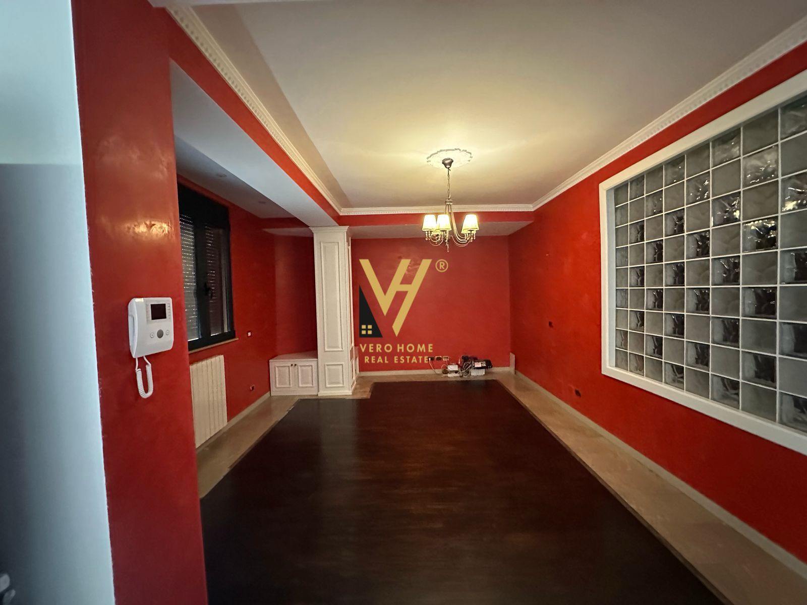 AMBIENT 220M2 ME QERA TE MYSLYM SHYRI 1.750 EURO