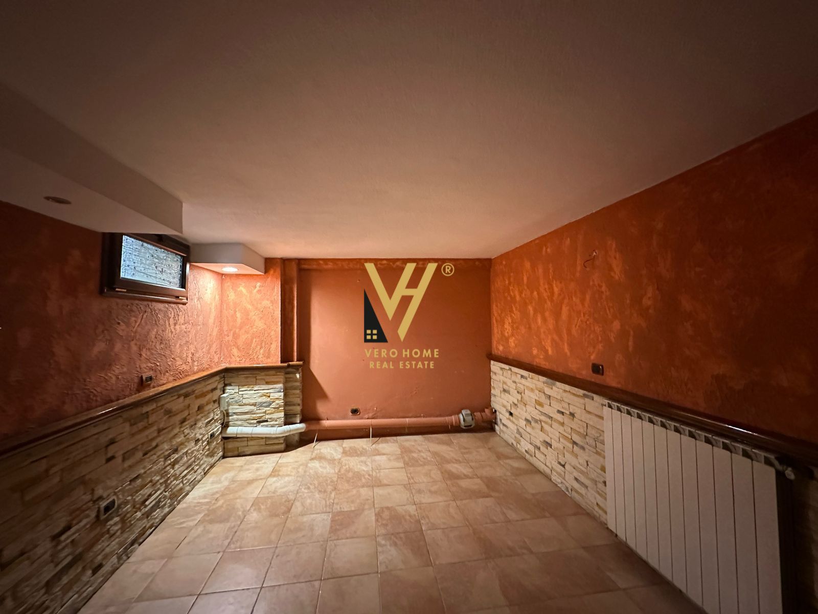 AMBIENT 220M2 ME QERA TE MYSLYM SHYRI 1.750 EURO