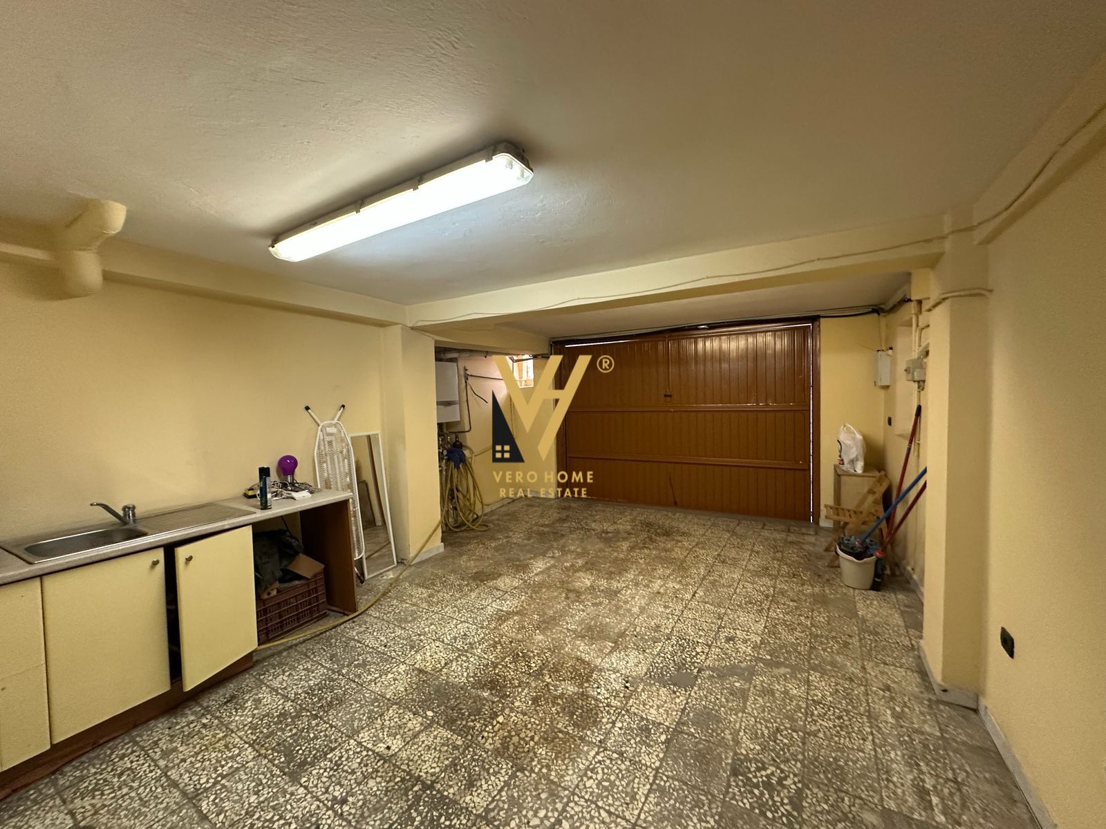 AMBIENT 220M2 ME QERA TE MYSLYM SHYRI 1.750 EURO