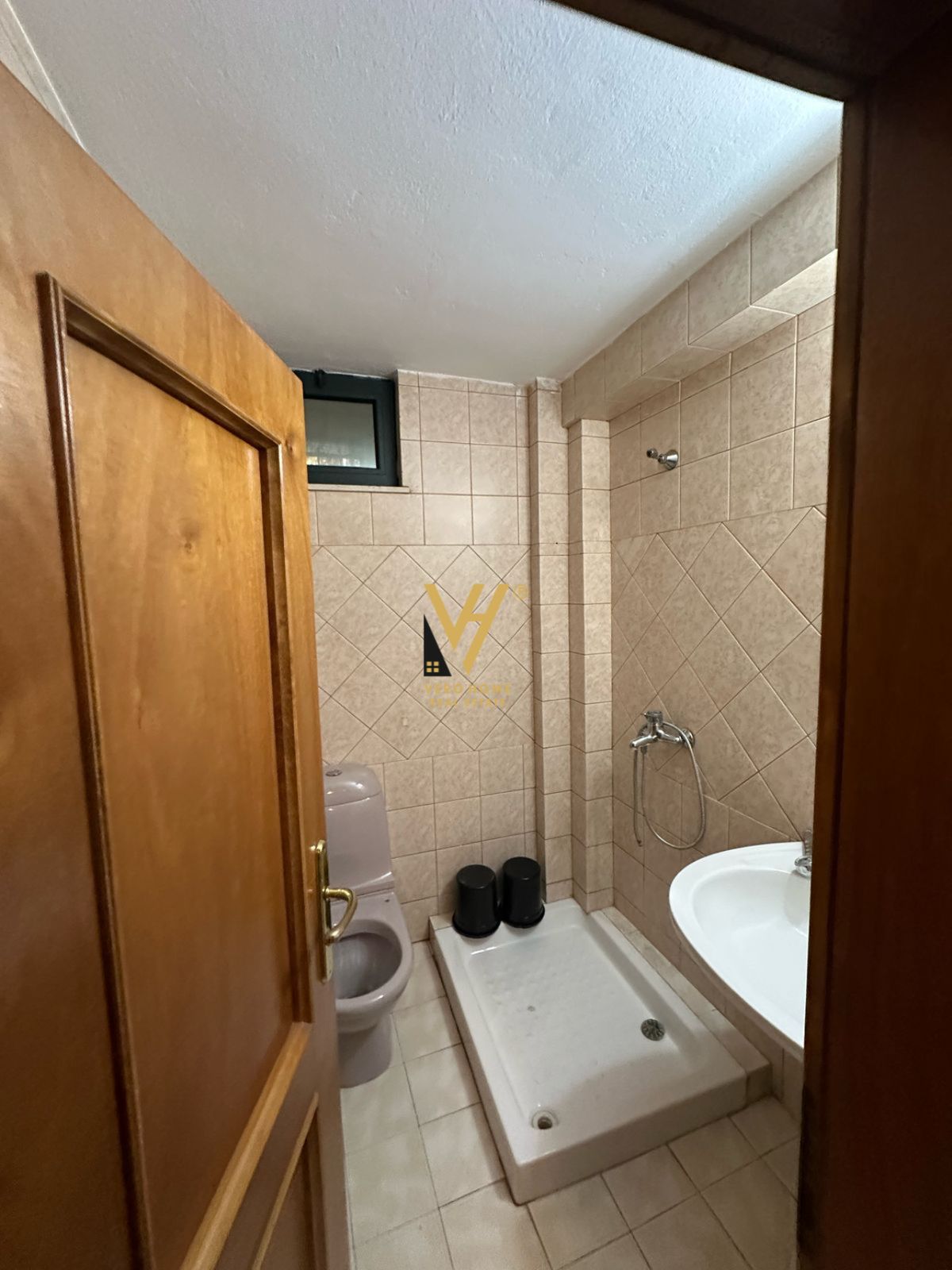 AMBIENT 220M2 ME QERA TE MYSLYM SHYRI 1.750 EURO