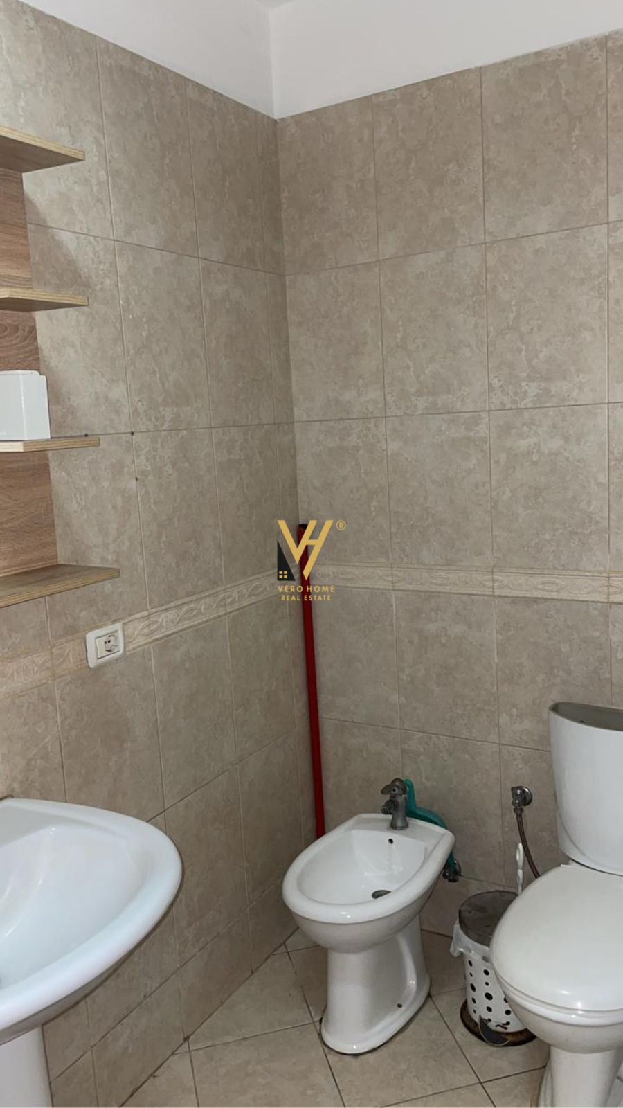 ZYRE 90 M2 ME QERA TE SHESHI SELVIA 600 EURO