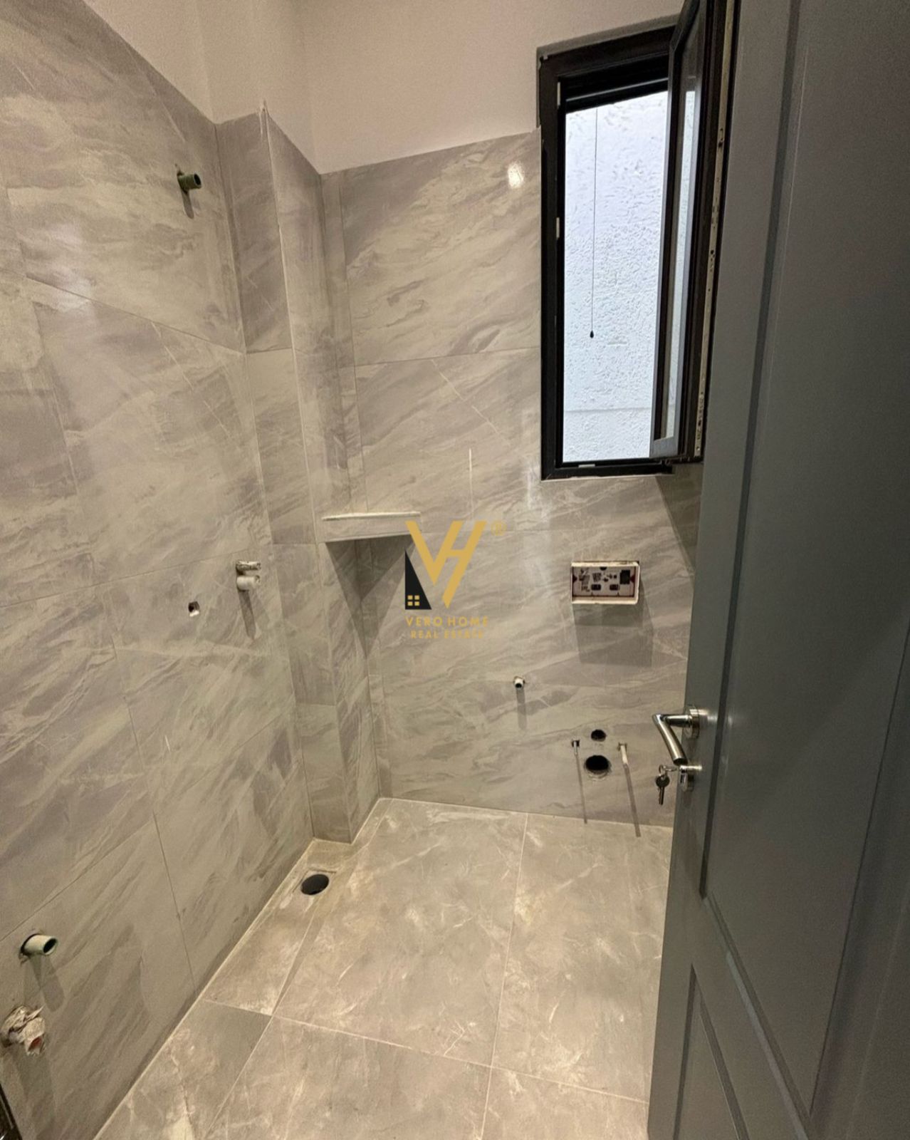 AMBIENT 80M2 ME QERA NE QENDER 110.000 LEKE