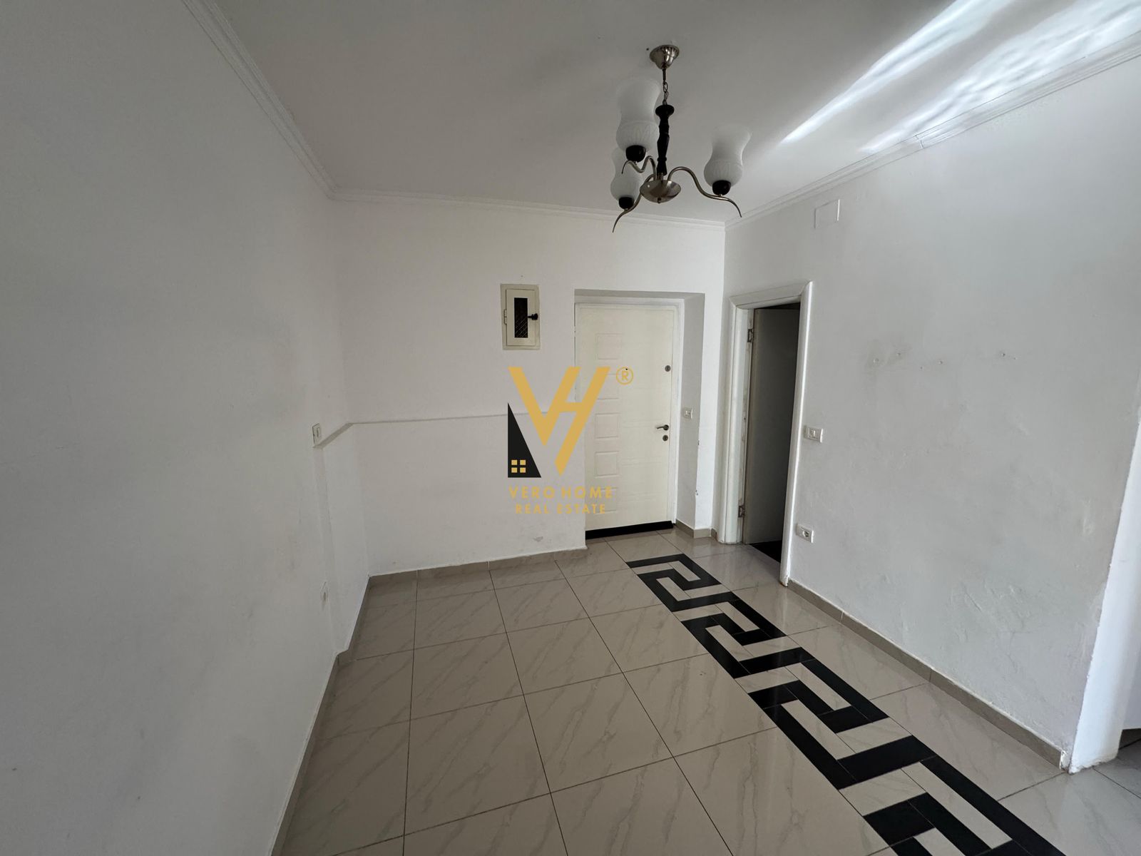 ZYRE 100 M2 ME QERA TE MINE PEZA 80.000 LEKE