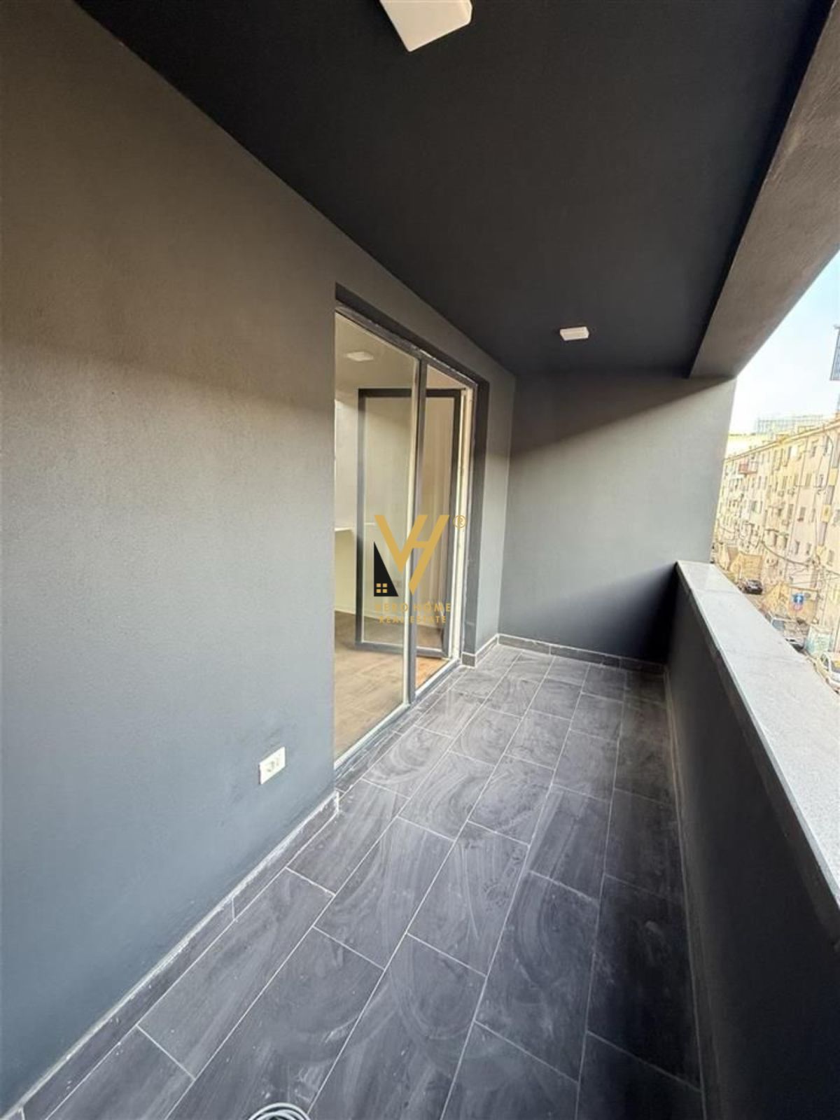 ZYRE 108 M2 ME QERA TE RRUGA E DURRESIT 850 EURO