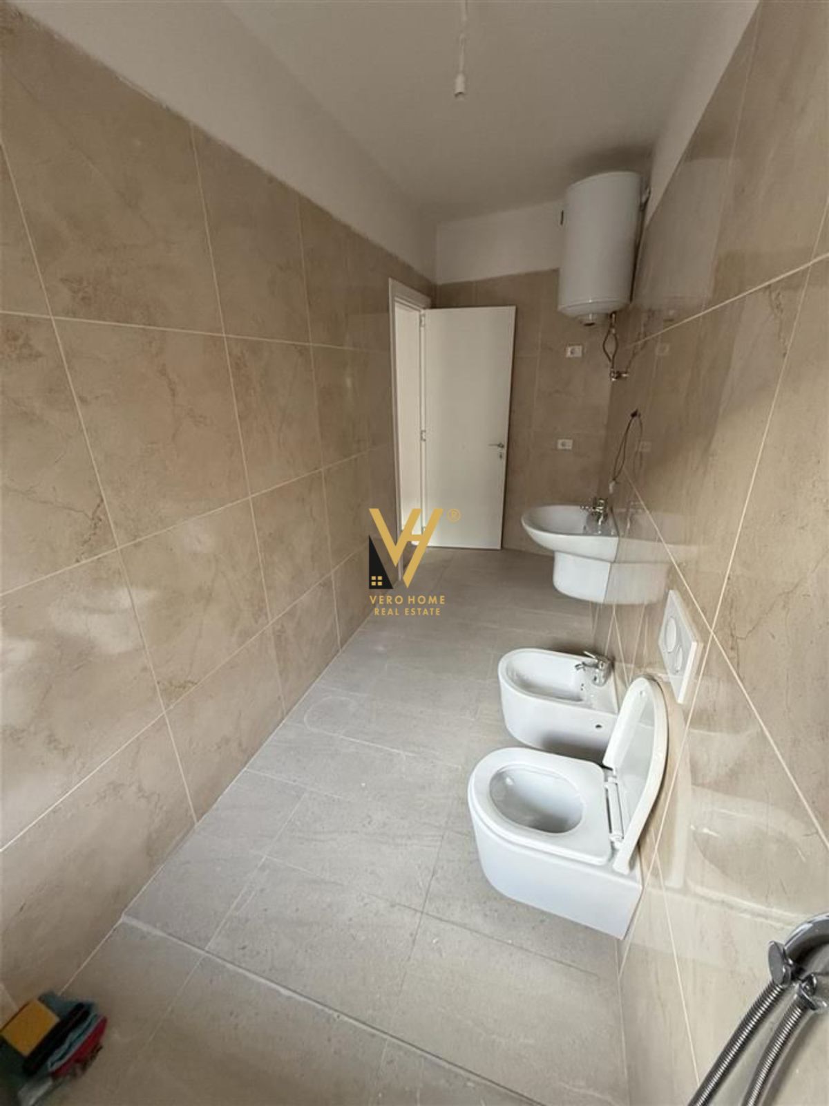 ZYRE 108 M2 ME QERA TE RRUGA E DURRESIT 850 EURO