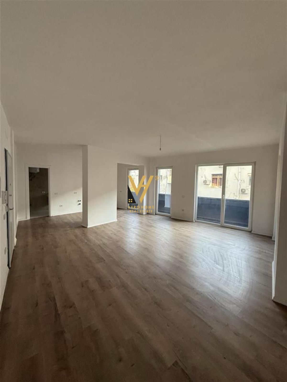 ZYRE 108 M2 ME QERA TE RRUGA E DURRESIT 850 EURO