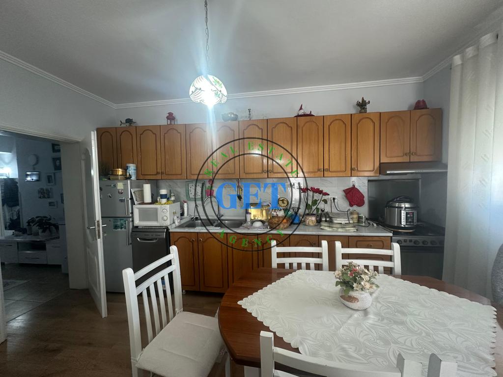 Shitet Apartament 2+1,Prane Shkolles “Qemal Mici