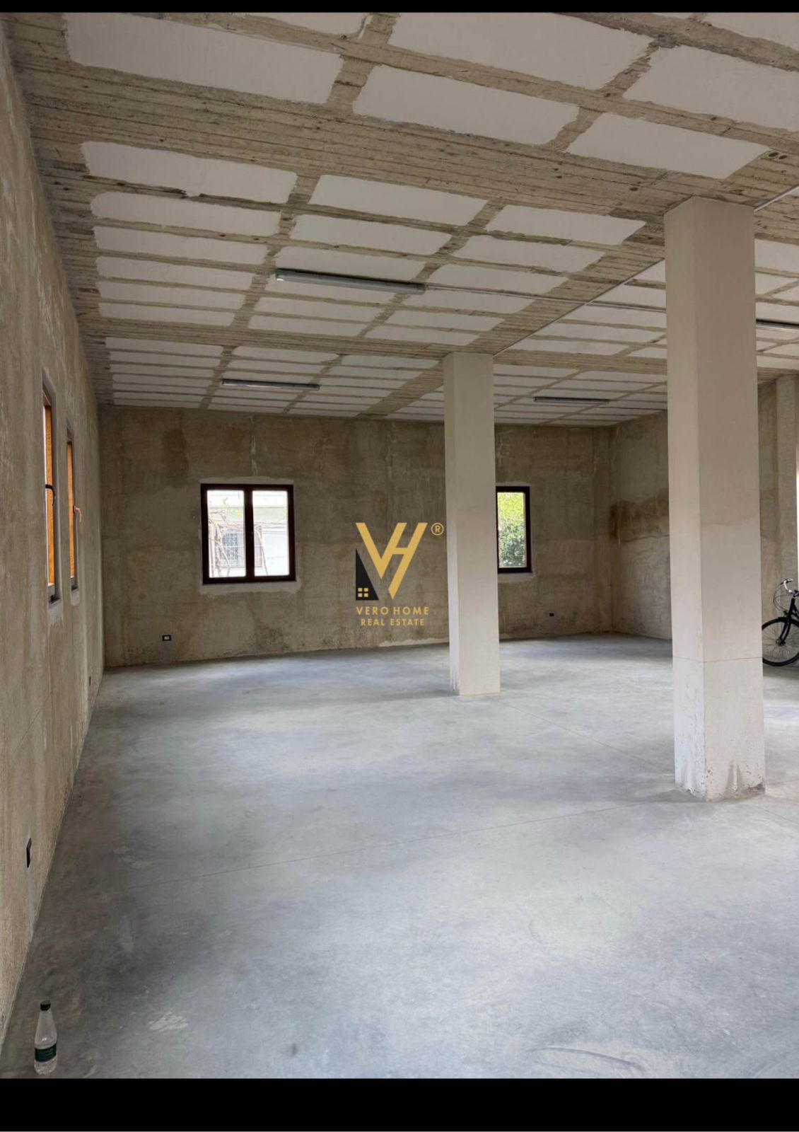 MAGAZINE 120M2 NE LAPRAKE 650 EURO