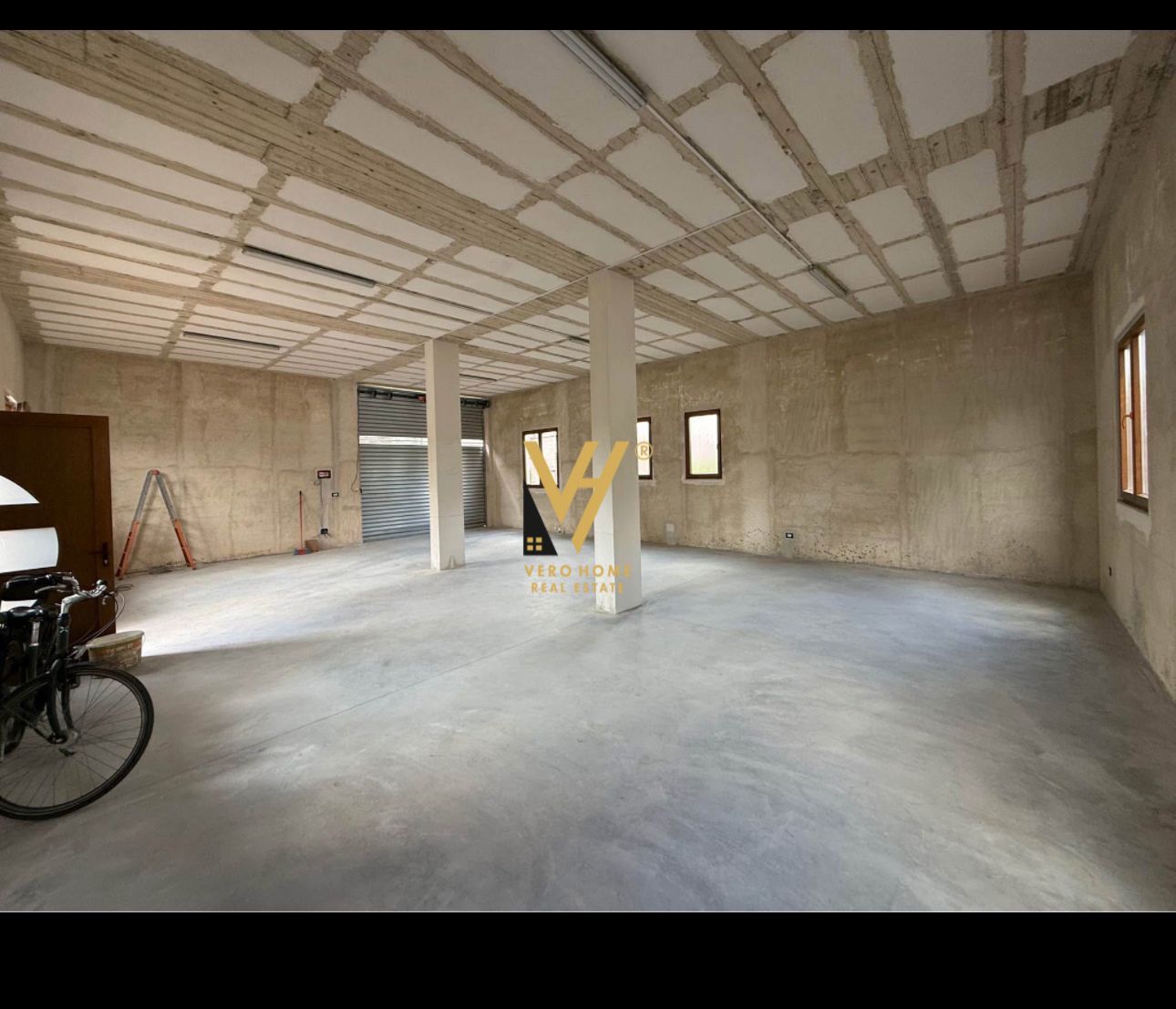 MAGAZINE 120M2 NE LAPRAKE 650 EURO