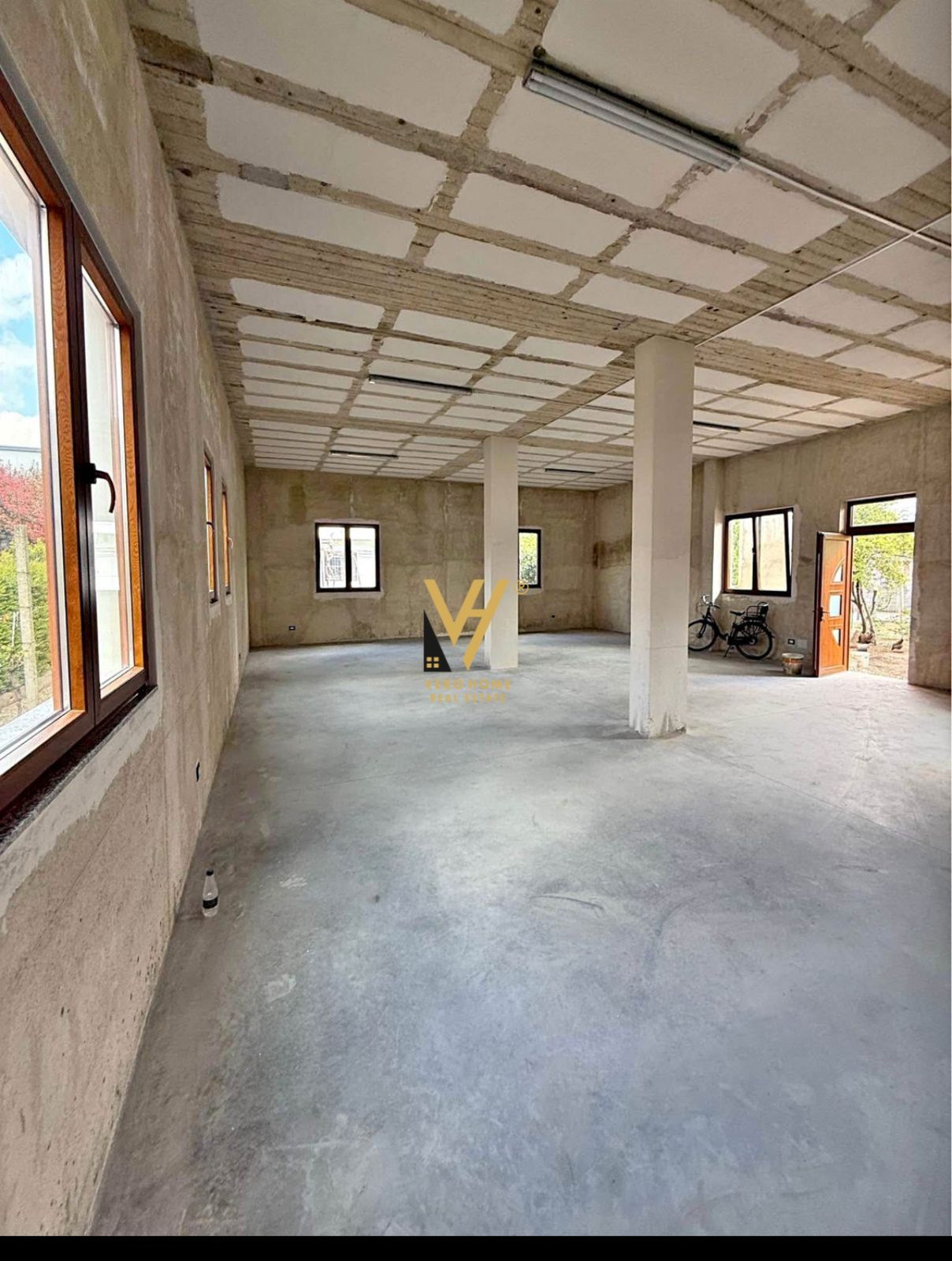 MAGAZINE 120M2 NE LAPRAKE 650 EURO