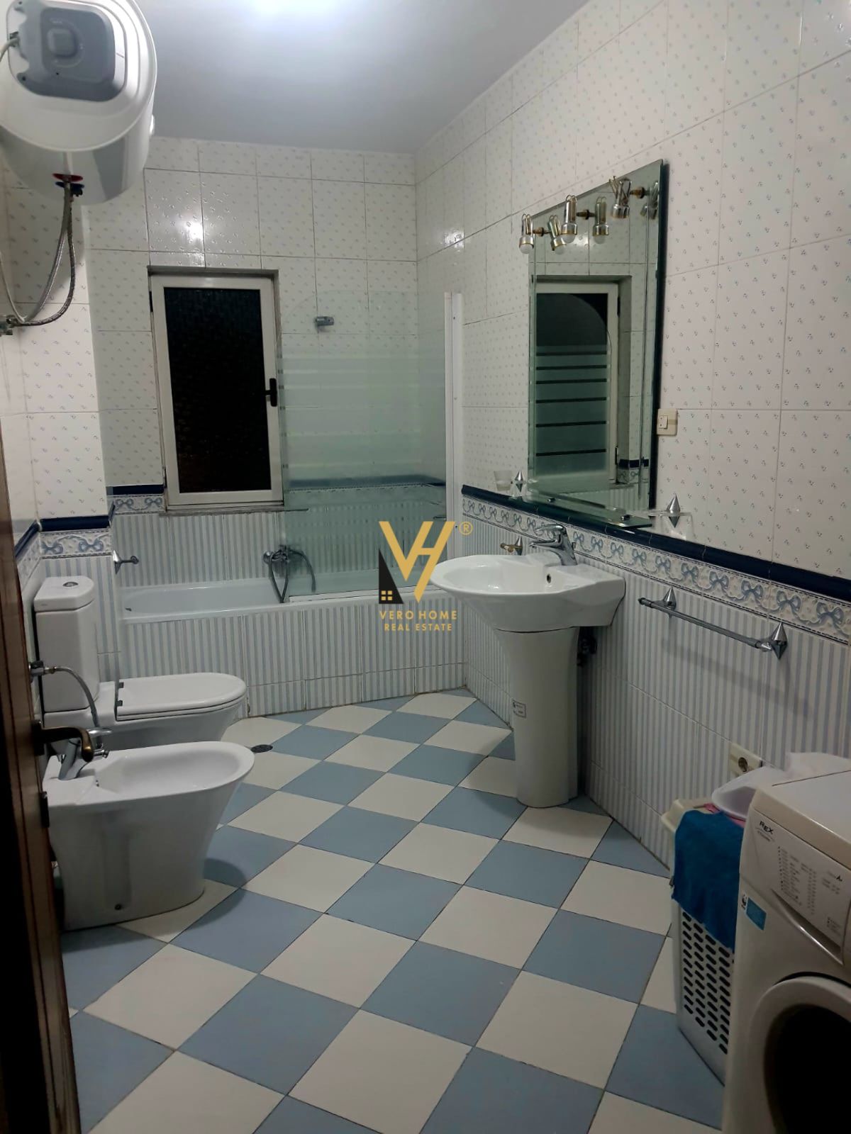 ZYRE 250M2 TE STADIUMI DINAMO 1.200 EURO