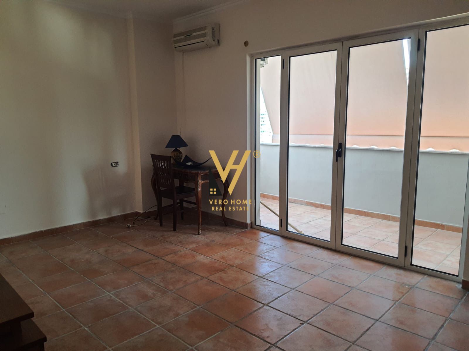 ZYRE 250M2 TE STADIUMI DINAMO 1.200 EURO