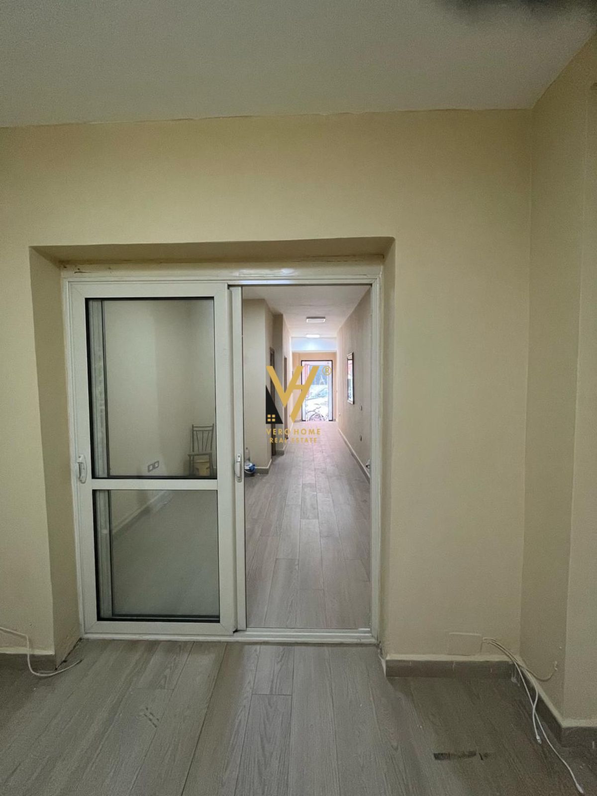 AMBIENT 54M2 ME QERA NE VASIL SHANTO 550 EURO