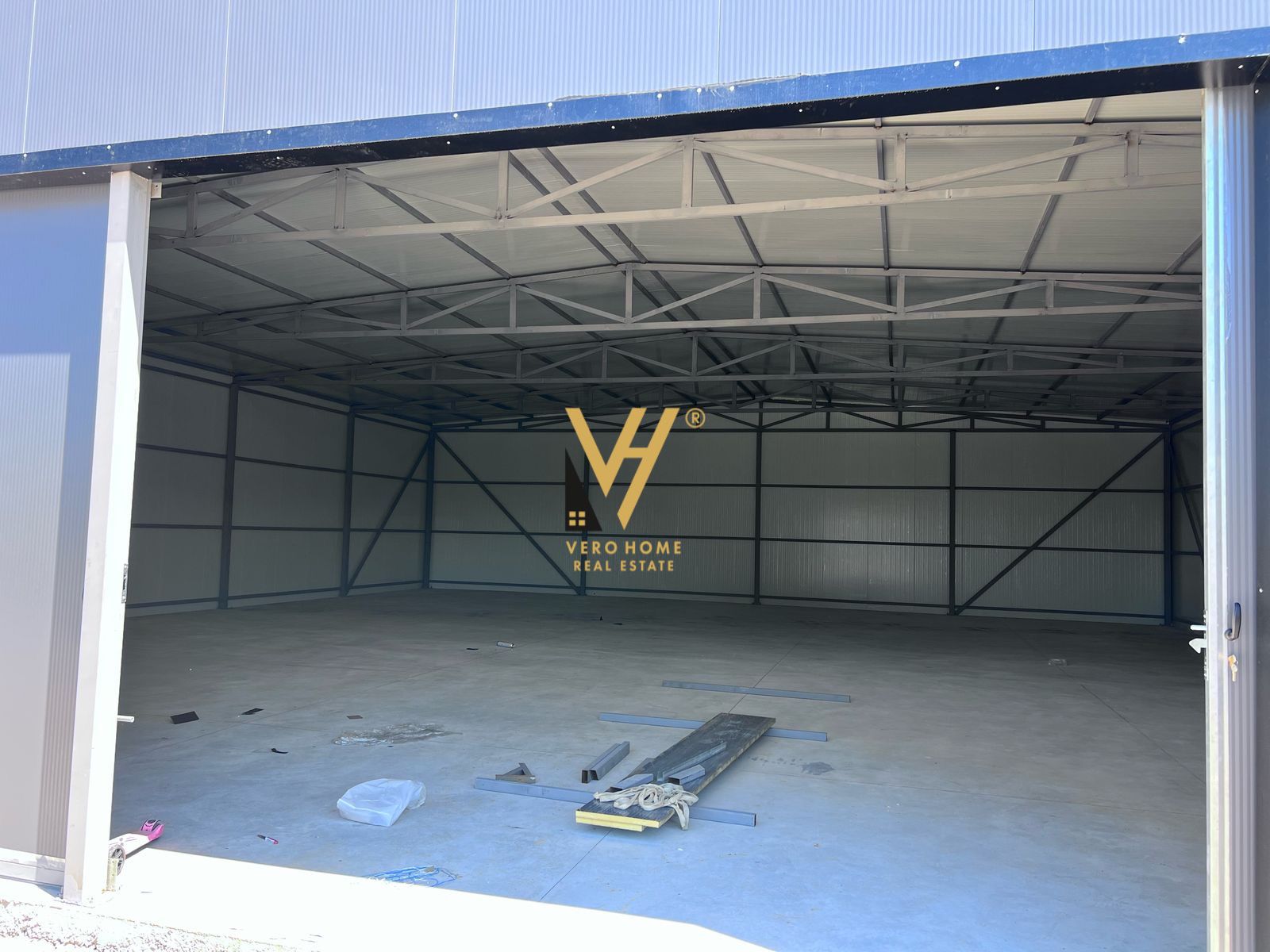 KAPANON ME QERA 320M2 NE ZALLHERR 1.500 EURO