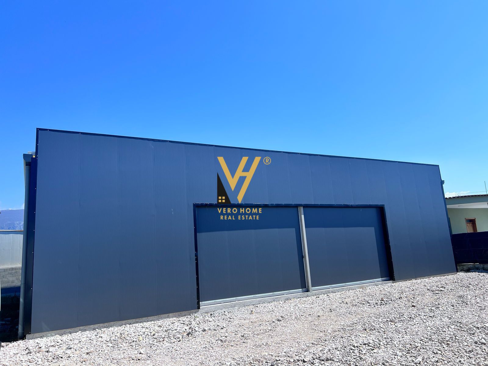 KAPANON ME QERA 320M2 NE ZALLHERR 1.500 EURO