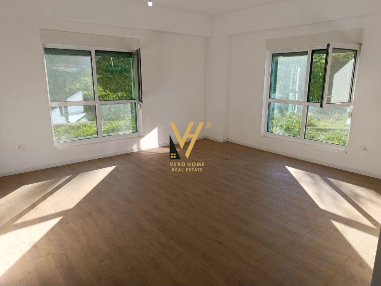 ZYRE 47M2 ME QERA TE KOMPLEKSI MANGALEM 300 EURO