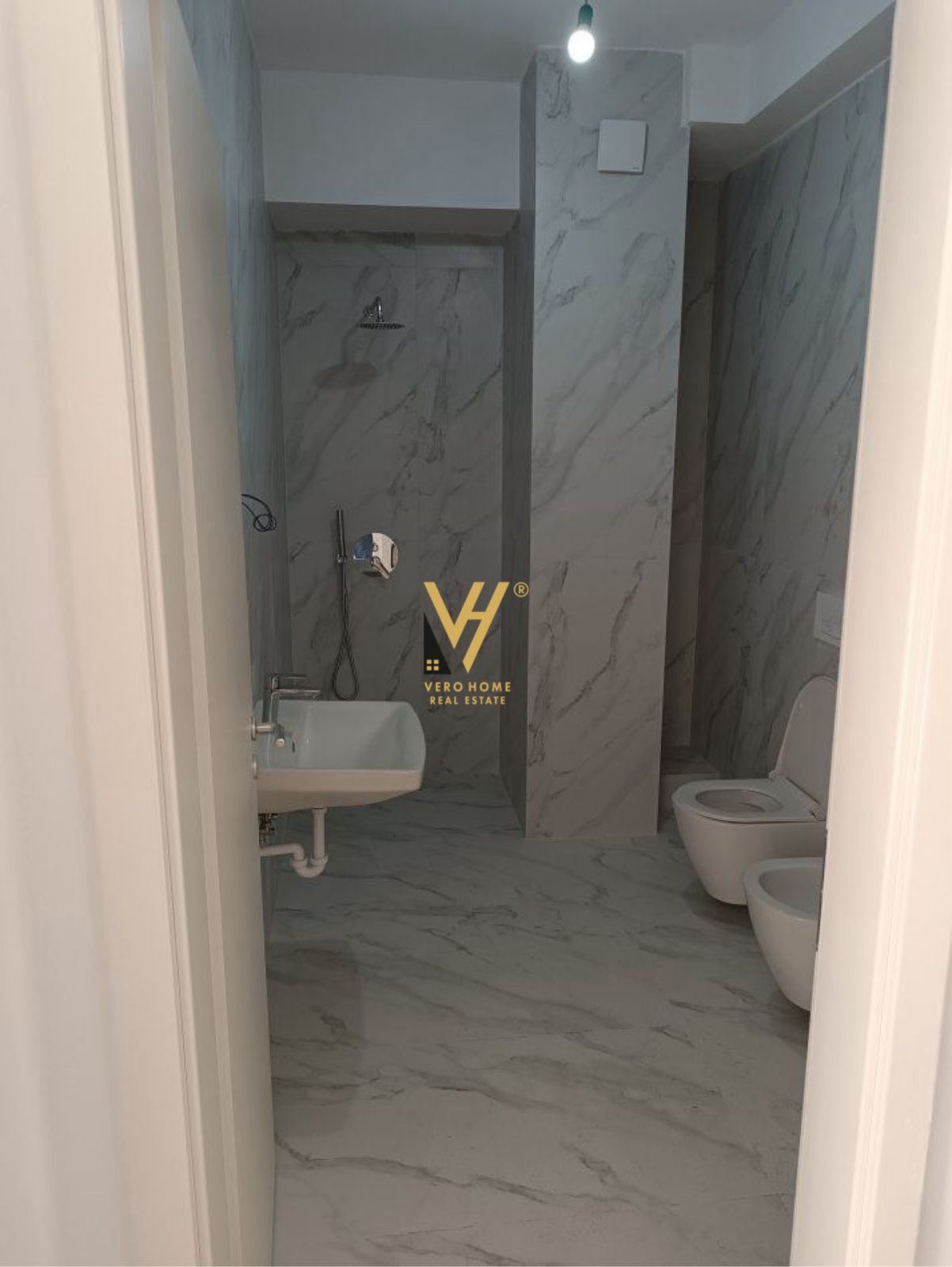 ZYRE 47M2 ME QERA TE KOMPLEKSI MANGALEM 300 EURO