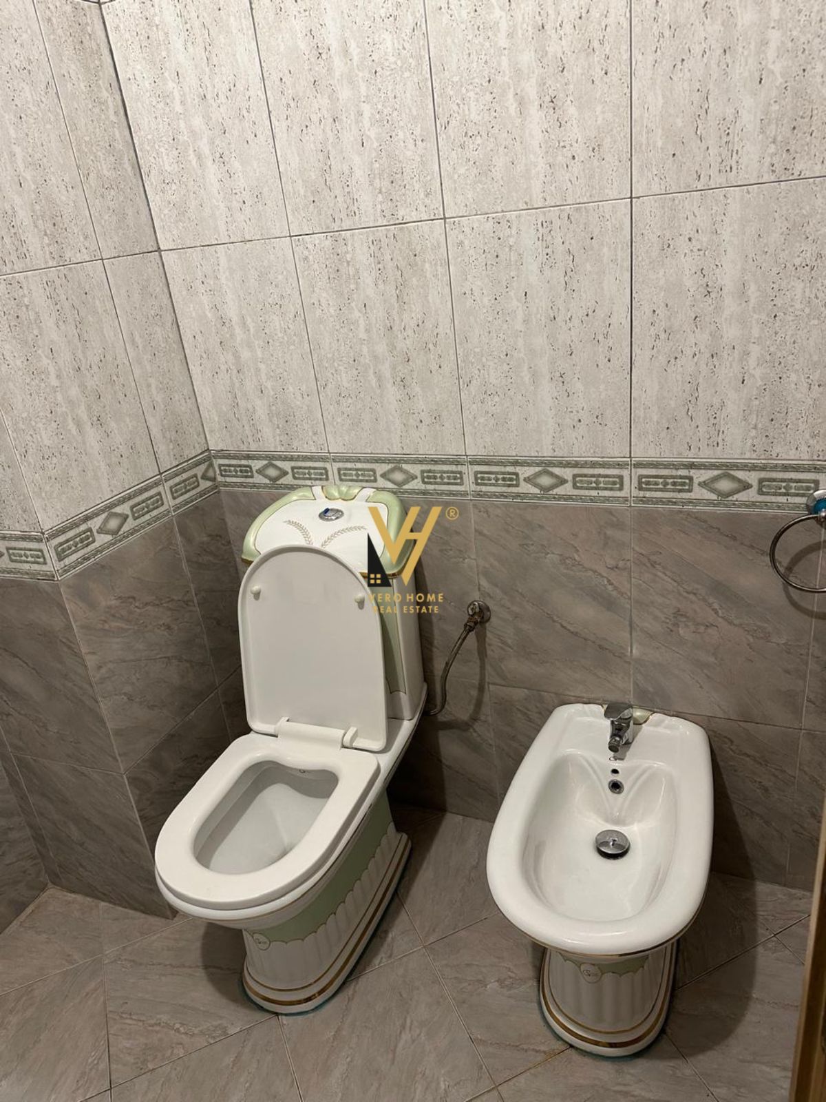 AMBIENT 130 M2 ME QERA TE ISH EKSPOZITA 800 EURO