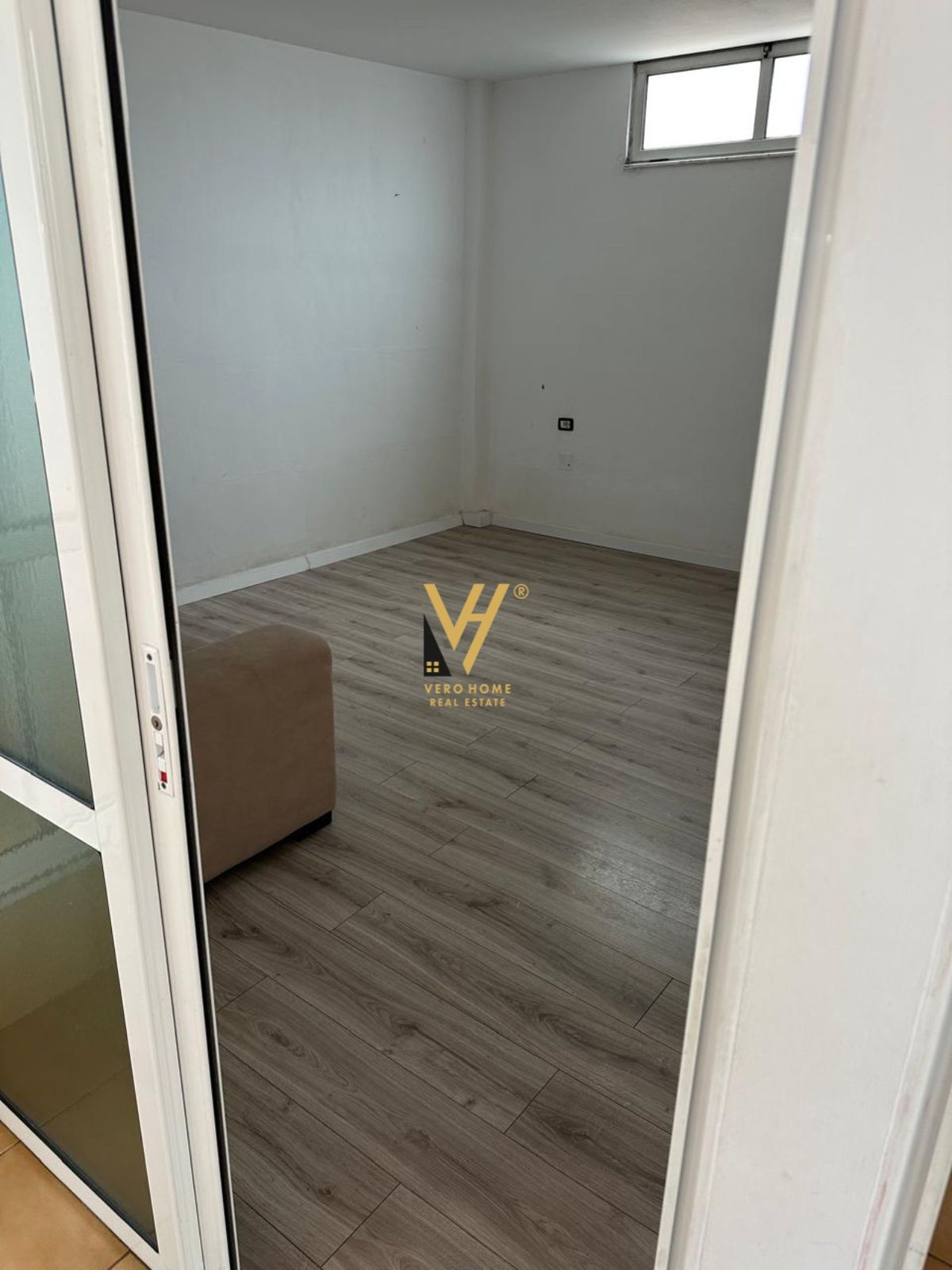 AMBIENT 130 M2 ME QERA TE ISH EKSPOZITA 800 EURO