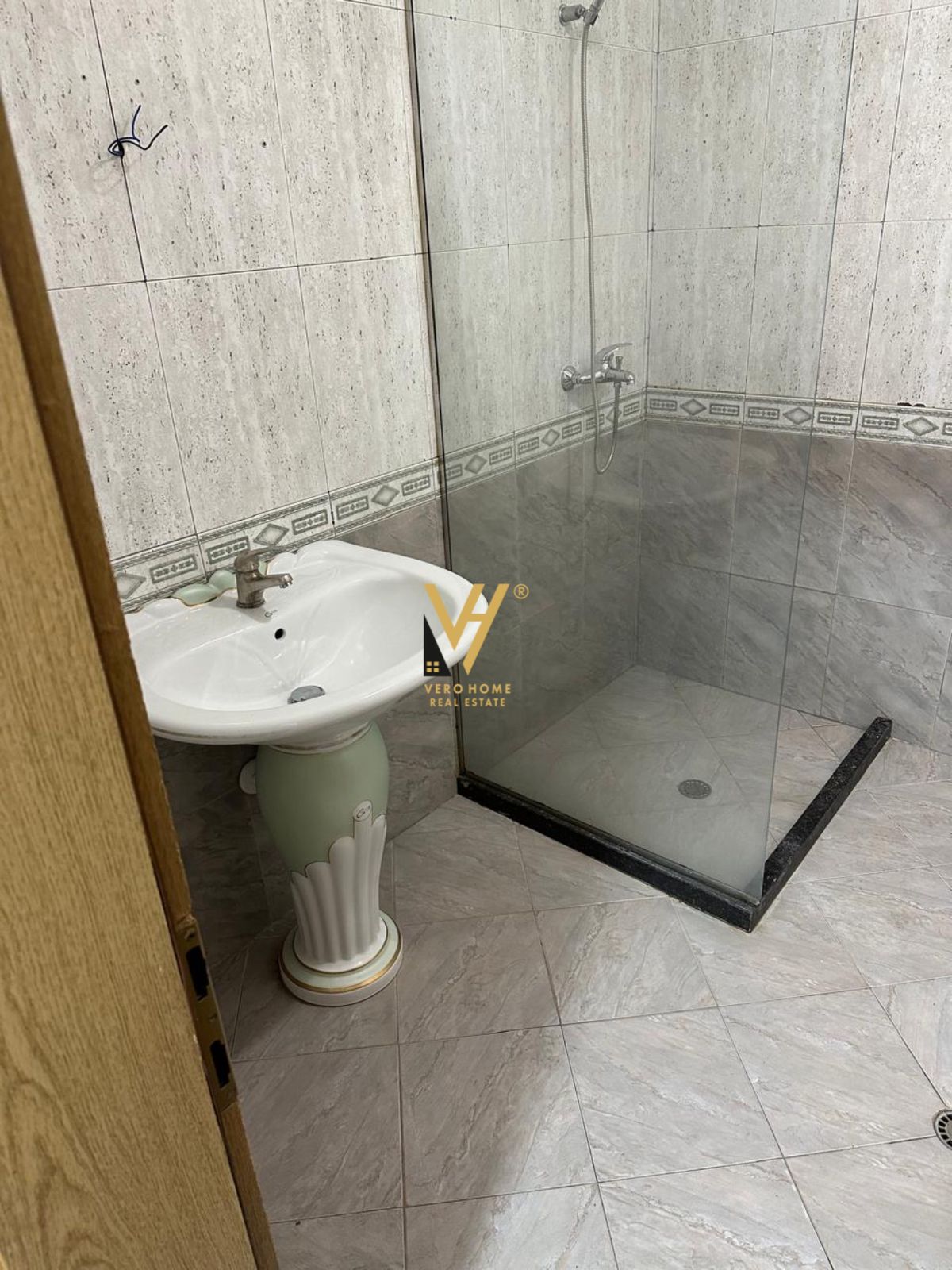 AMBIENT 130 M2 ME QERA TE ISH EKSPOZITA 800 EURO