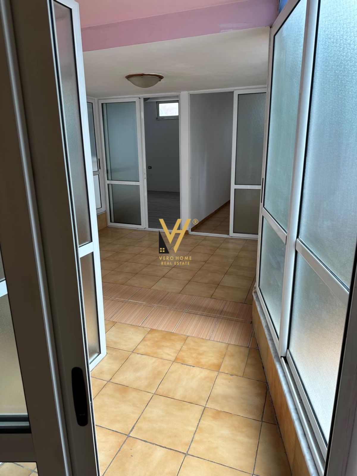 AMBIENT 130 M2 ME QERA TE ISH EKSPOZITA 800 EURO