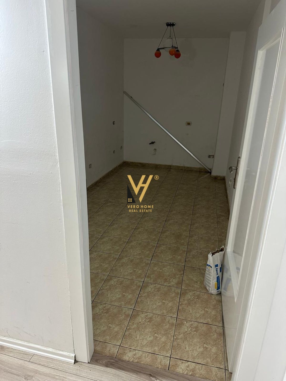 AMBIENT 130 M2 ME QERA TE ISH EKSPOZITA 800 EURO