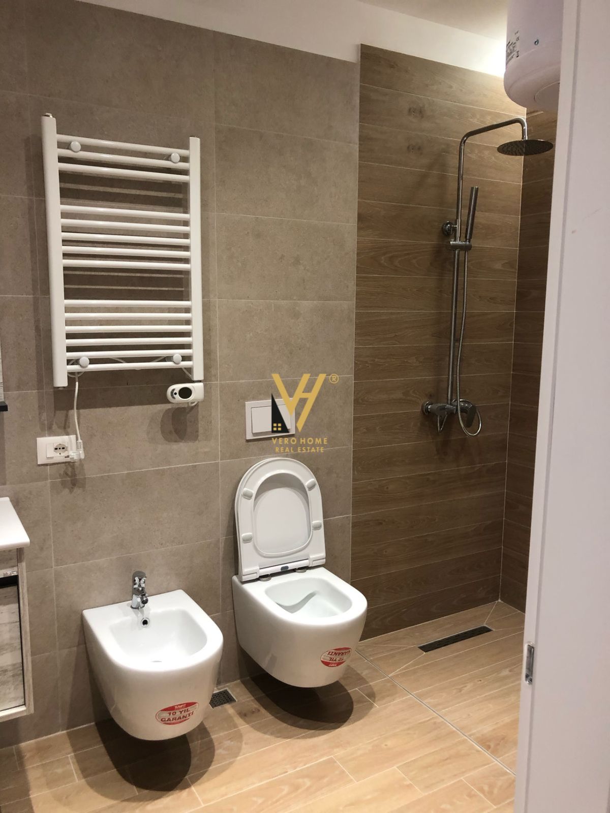 ZYRE 40 M2 ME QERA TE PAZARI I RI 400 EURO