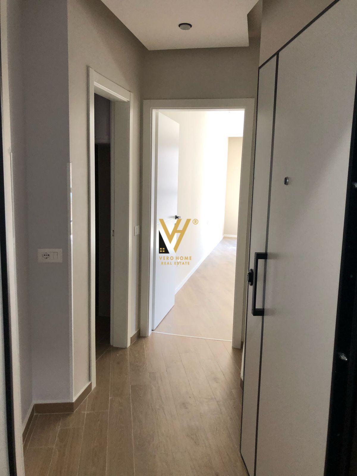 ZYRE 40 M2 ME QERA TE PAZARI I RI 400 EURO