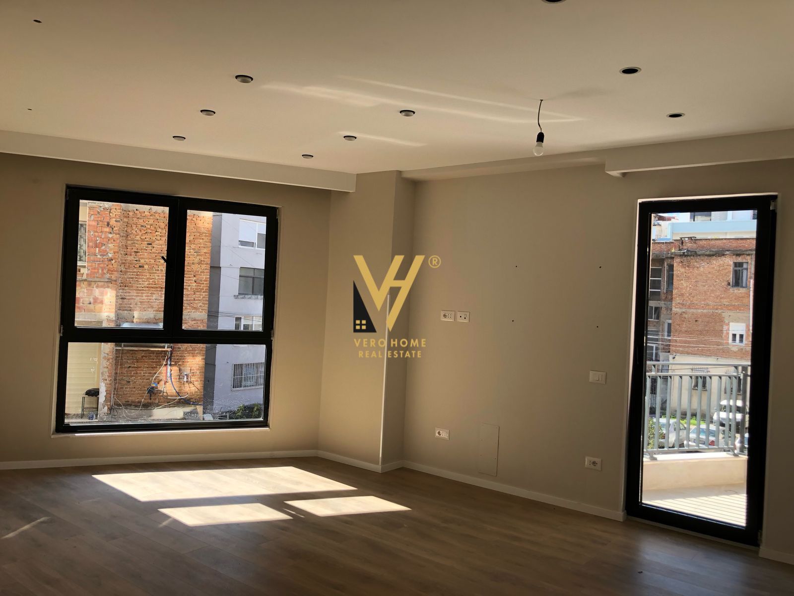 ZYRE 40 M2 ME QERA TE PAZARI I RI 400 EURO