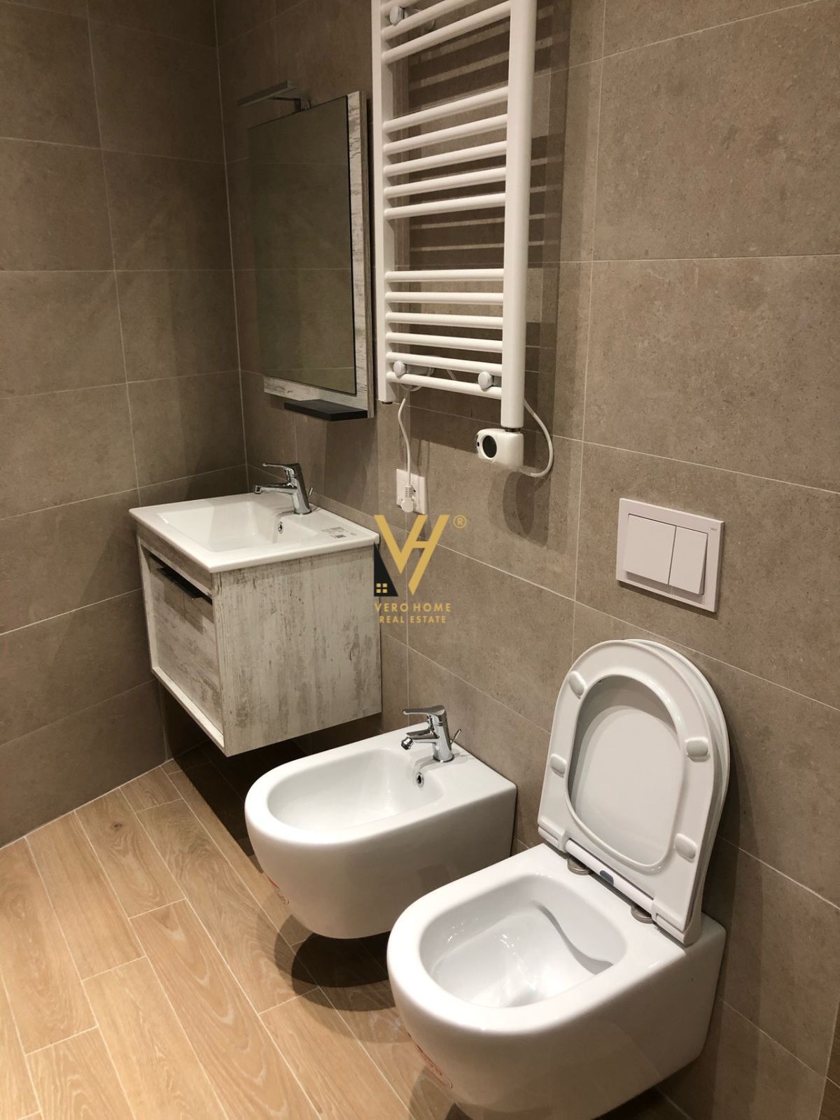 ZYRE 40 M2 ME QERA TE PAZARI I RI 400 EURO