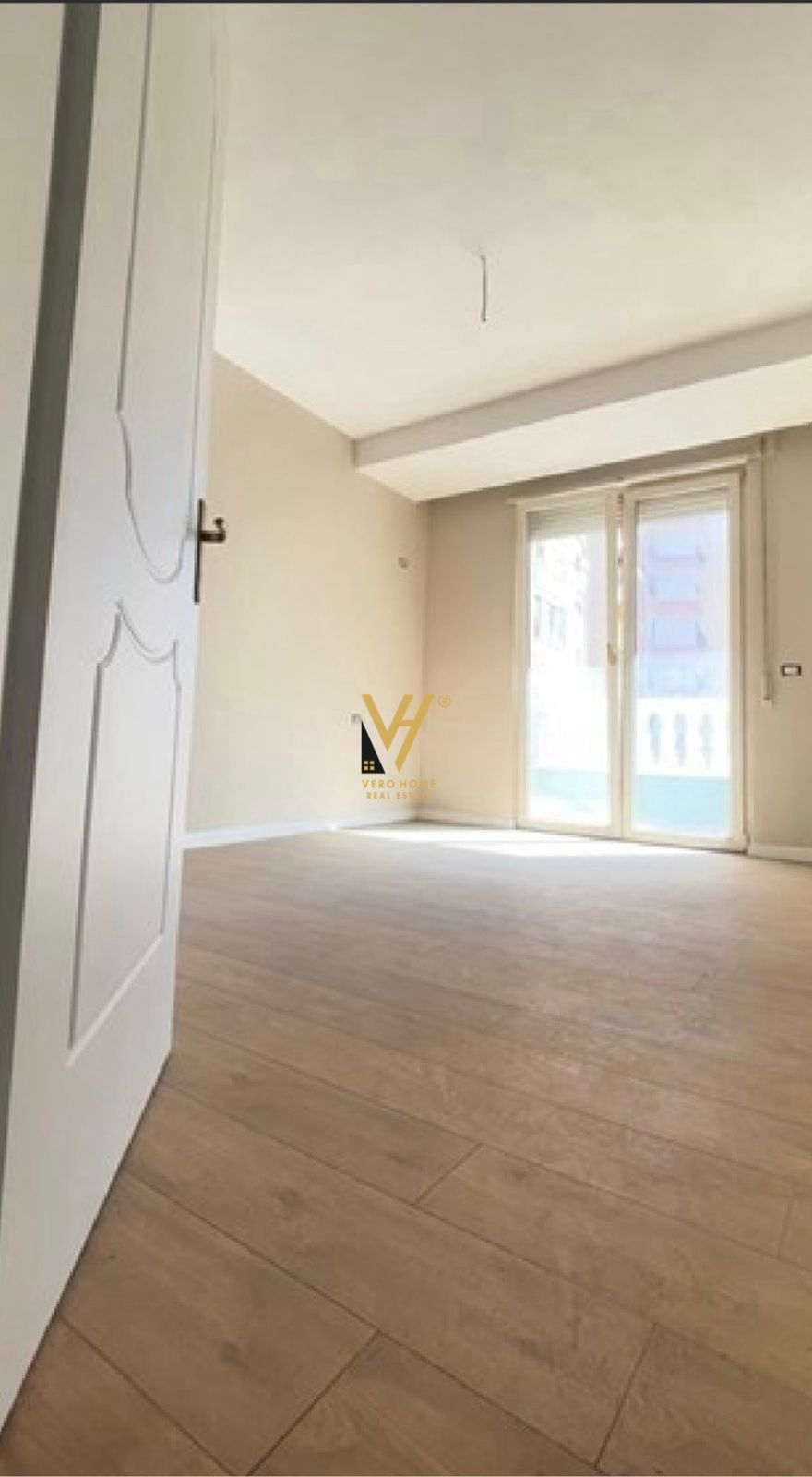 ZYRE 80 M2 ME QERA NE QENDER 800 EURO