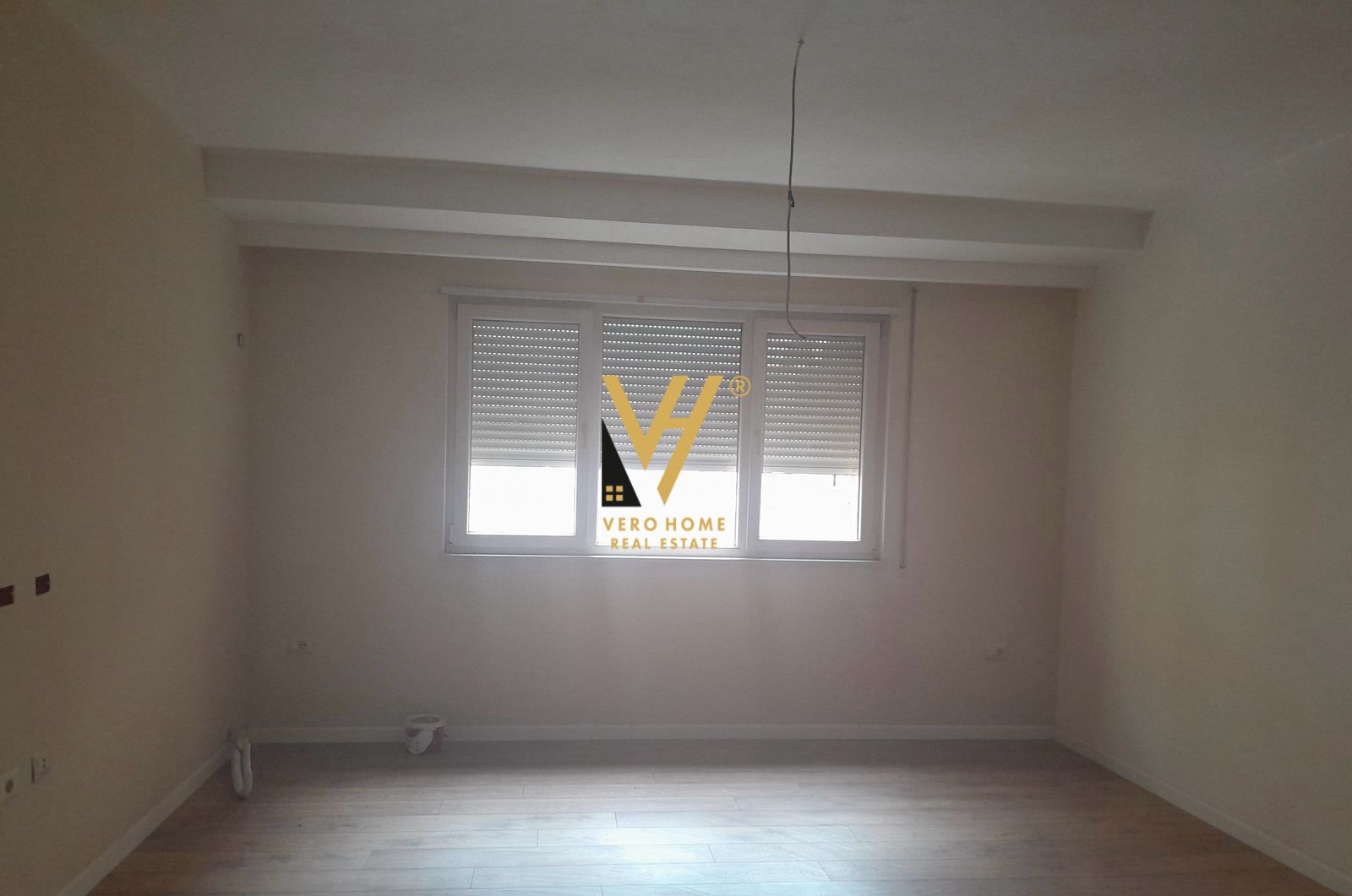 ZYRE 80 M2 ME QERA NE QENDER 800 EURO