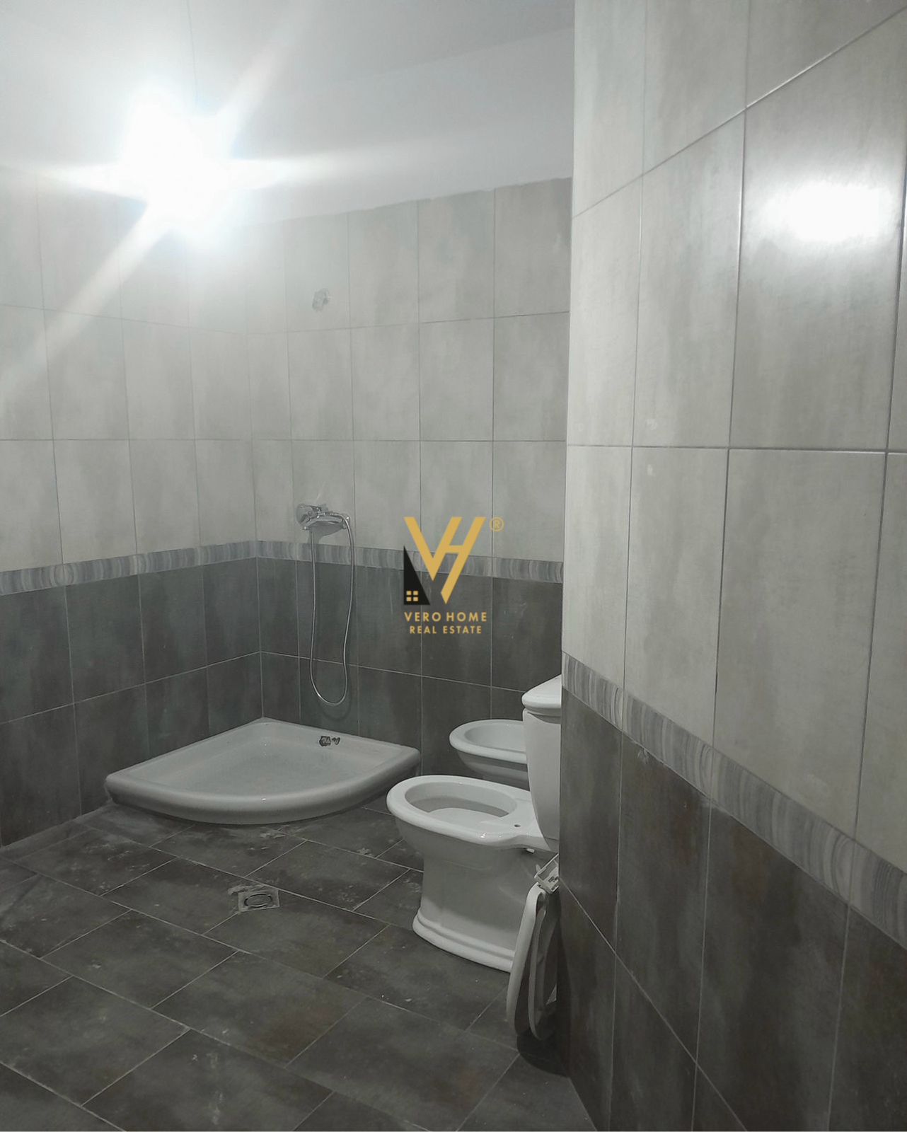 ZYRE 80 M2 ME QERA NE QENDER 800 EURO