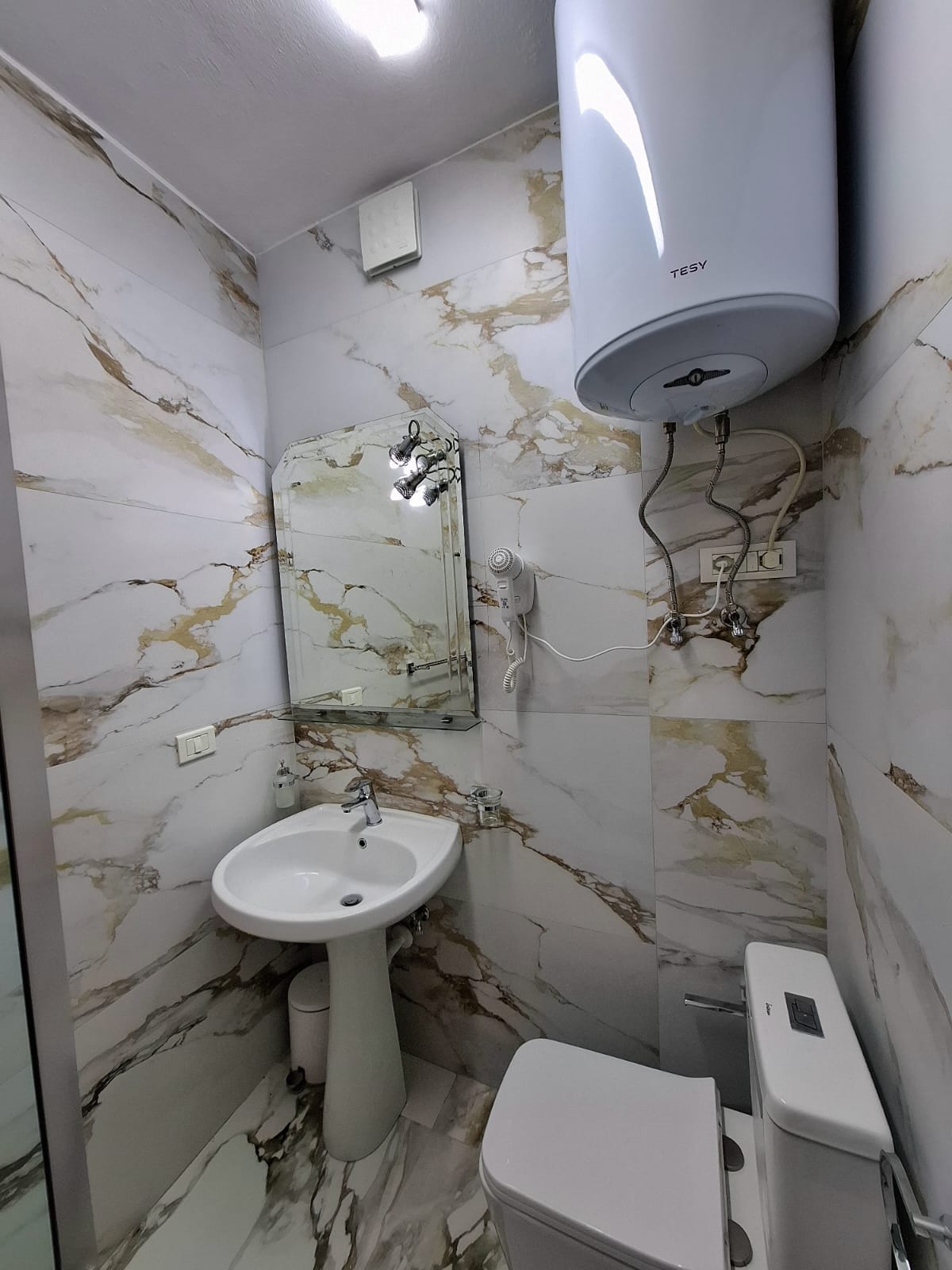 Jepet me qira apartament 1+1 Komuna e Parisit