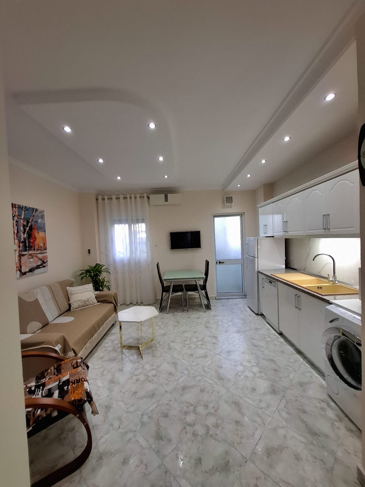 Jepet me qira apartament 1+1 Komuna e Parisit