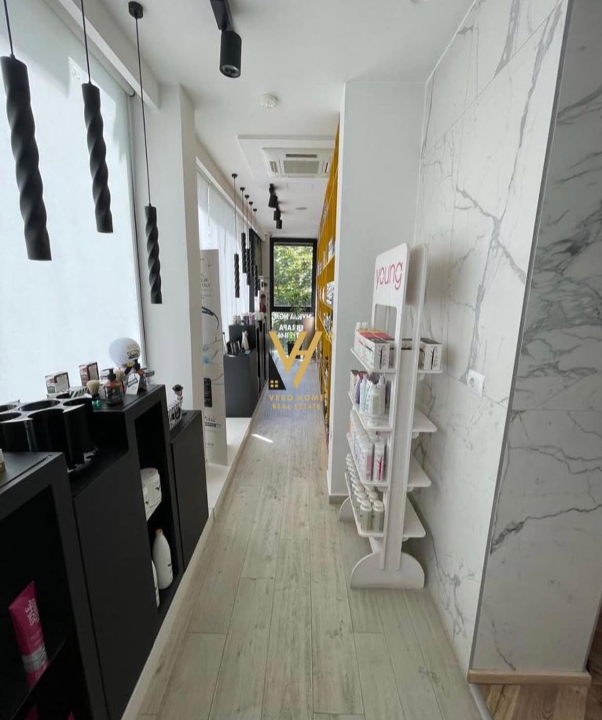 AMBIENT 100 M2 ME QERA TE BLLOKU 2.200 EURO