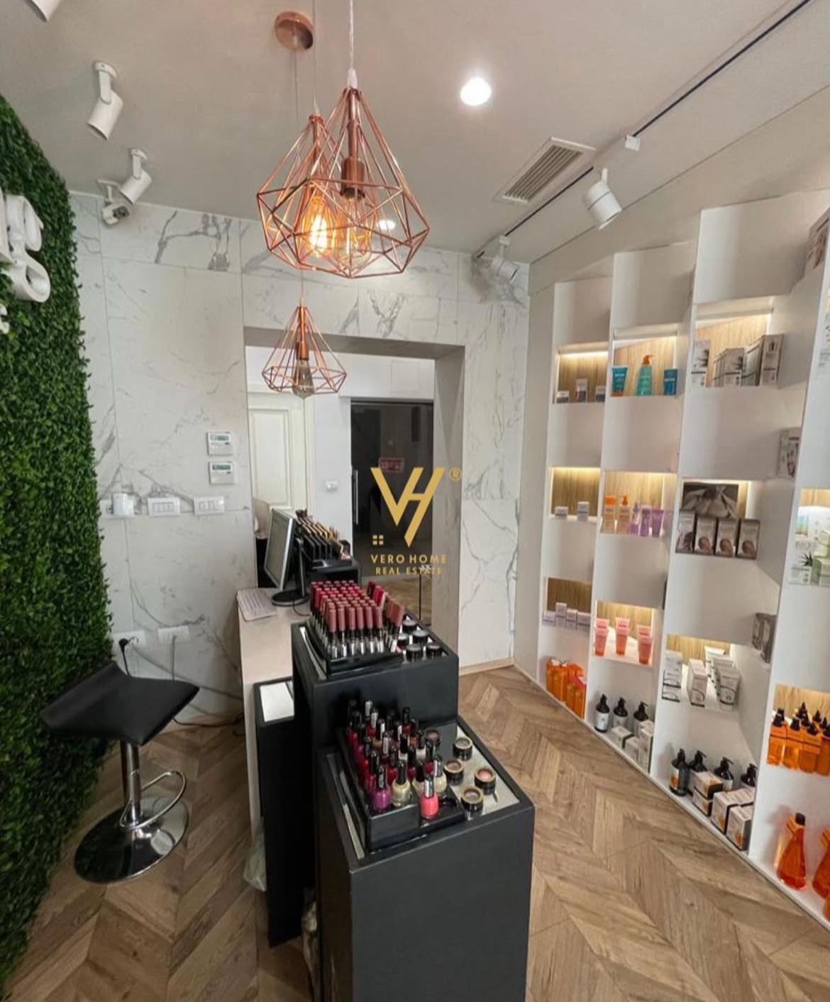 AMBIENT 100 M2 ME QERA TE BLLOKU 2.200 EURO