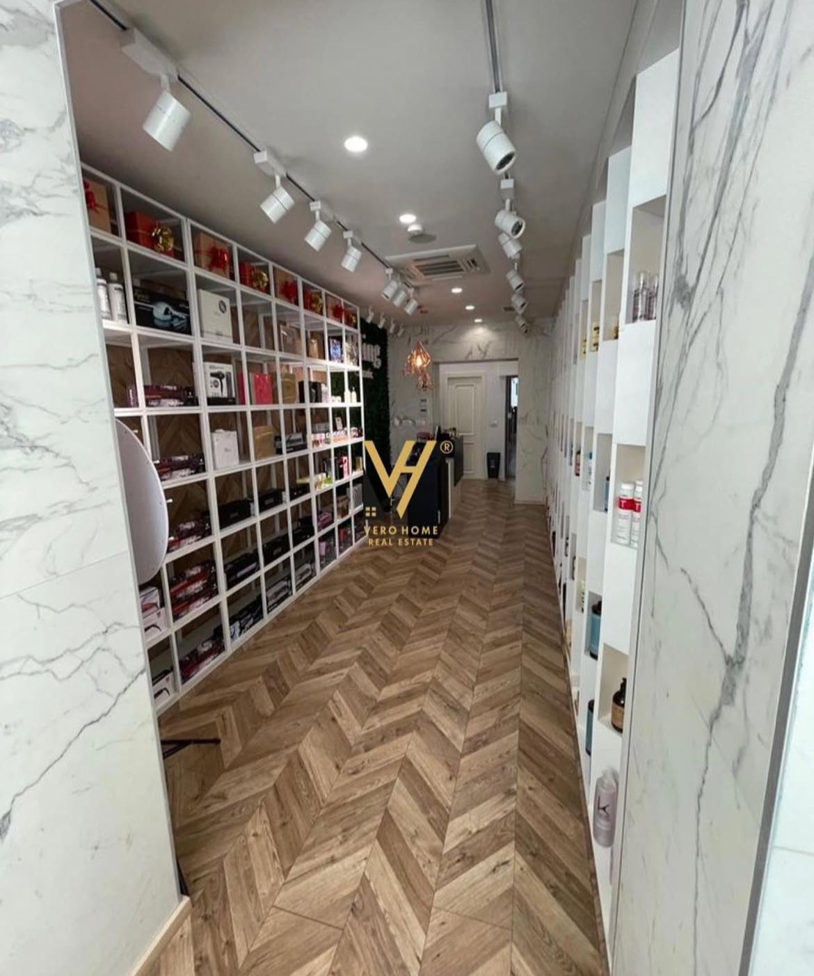 AMBIENT 100 M2 ME QERA TE BLLOKU 2.200 EURO