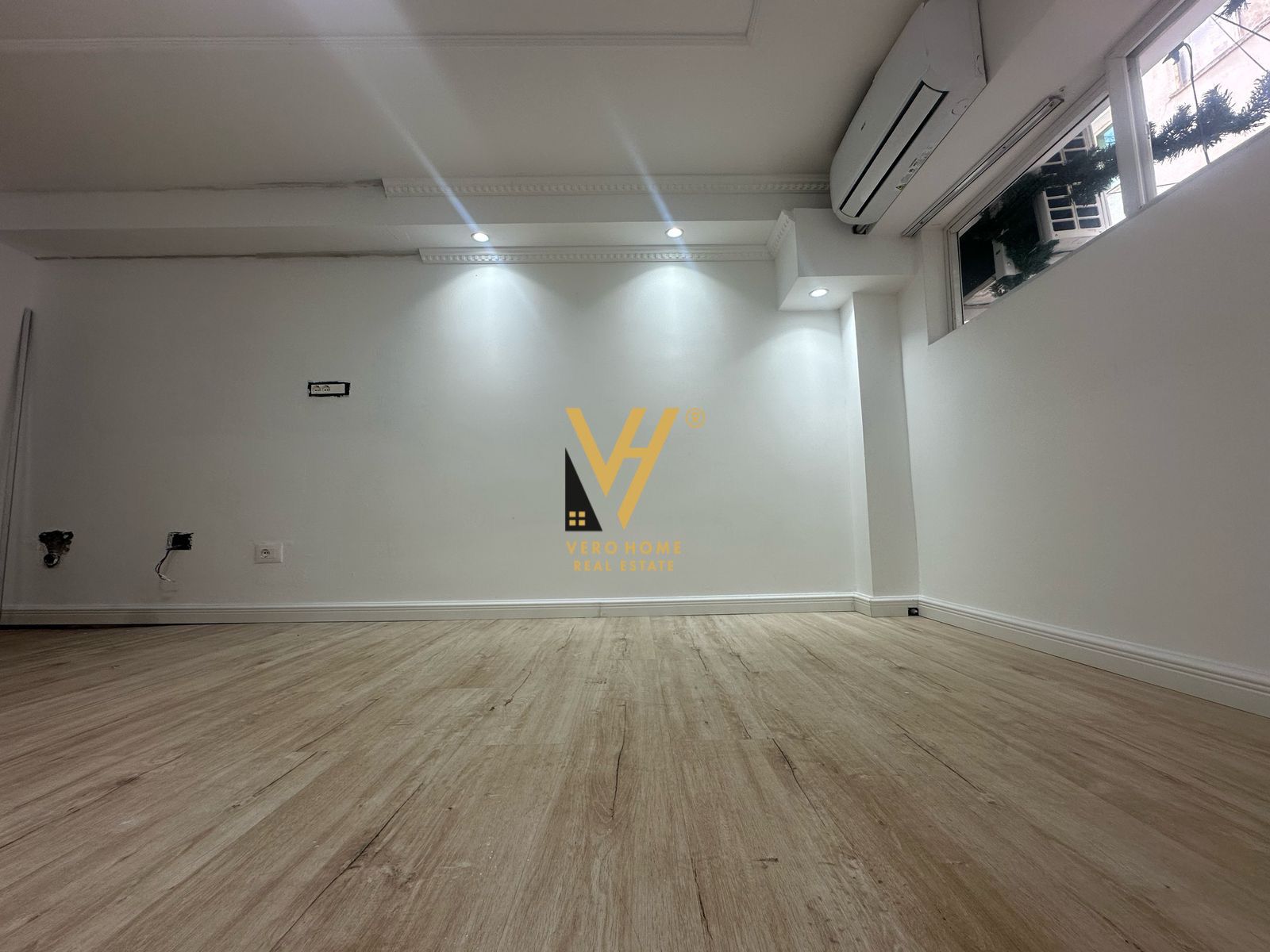 AMBIENT 40M2 ME QERA NE BLLOK 900 EURO