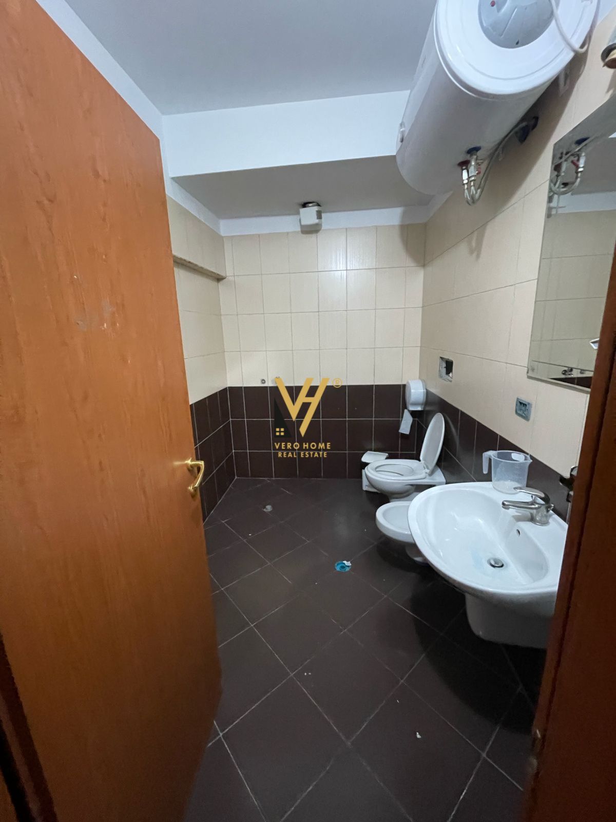 ZYRE 300M2 ME QERA TE SELVIA 2.700 EURO