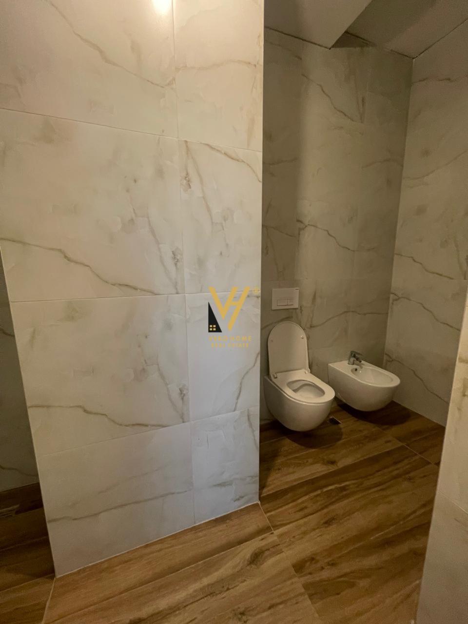 ZYRE 115M2 ME QERA TE 21 DHJETORI 600 EURO