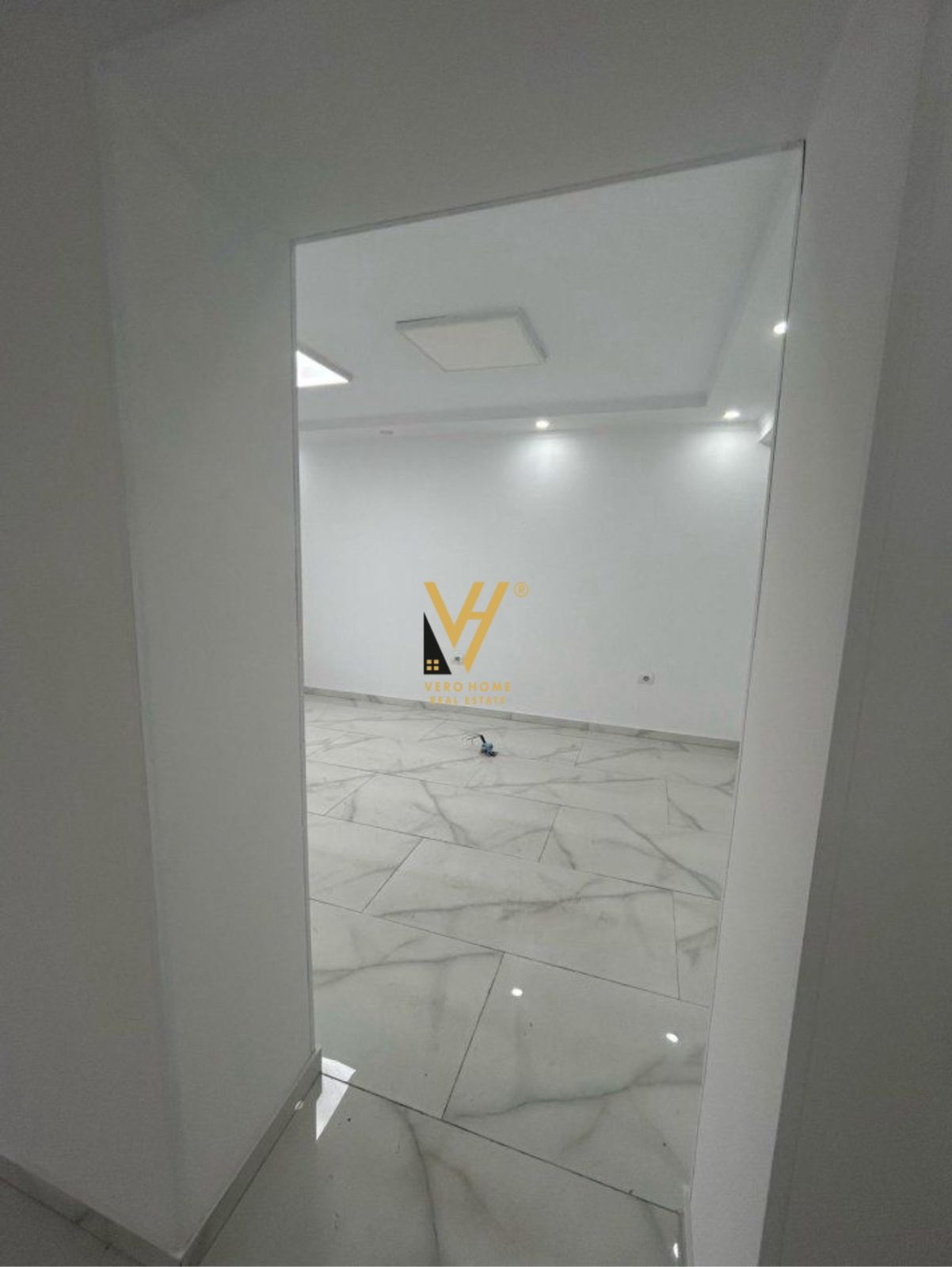 AMBIENT 48M2 ME QERA TE FARMACIA 10 1.100 EURO