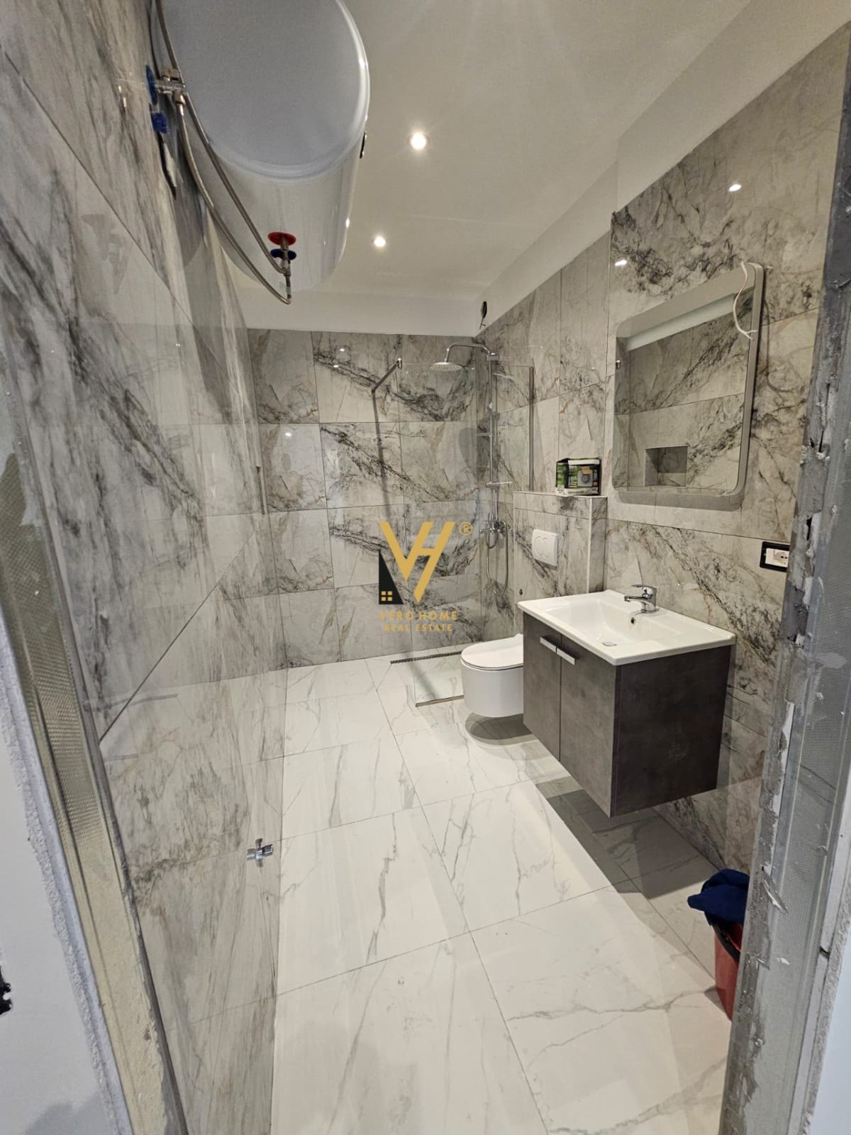 ZYRE 120 M2 ME QERA TE ZOGU I ZI 1.400 EURO