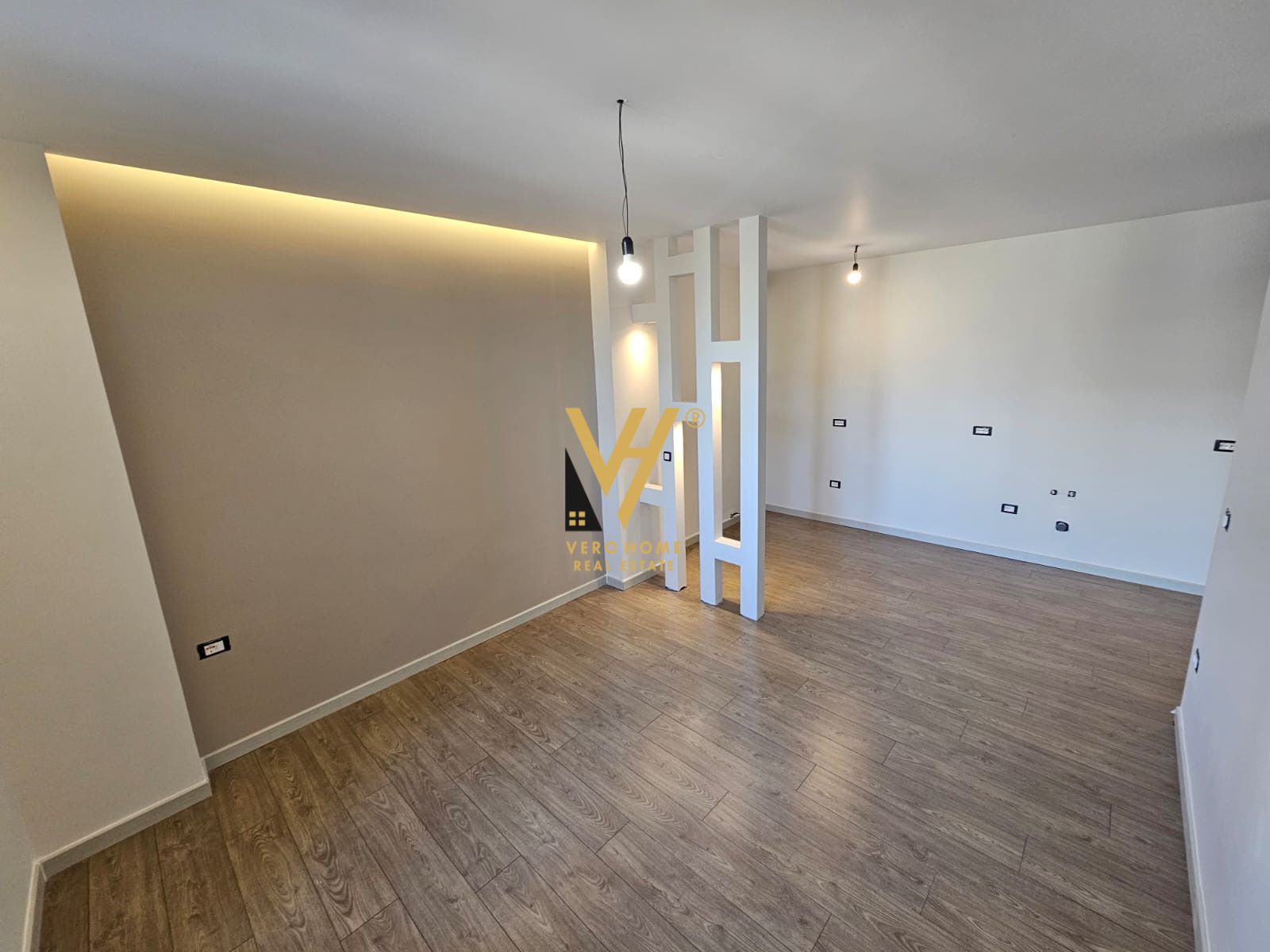 ZYRE 120 M2 ME QERA TE ZOGU I ZI 1.400 EURO
