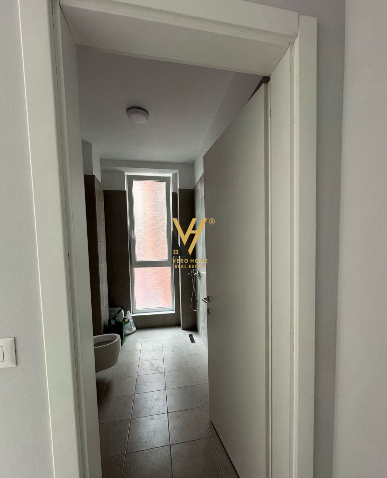 ZYRE 120M2 ME QERA TE STACIONI TRENIT 1.500 EURO