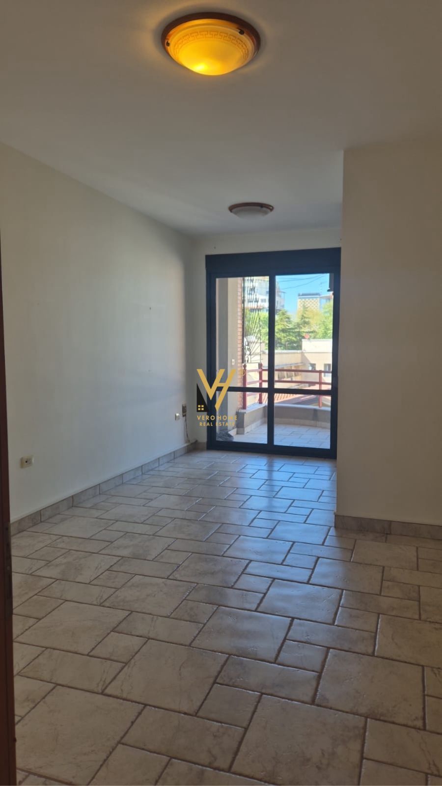 AMBIENT 140 M2 TE RRUGA E ELBASANIT 1.600 EURO